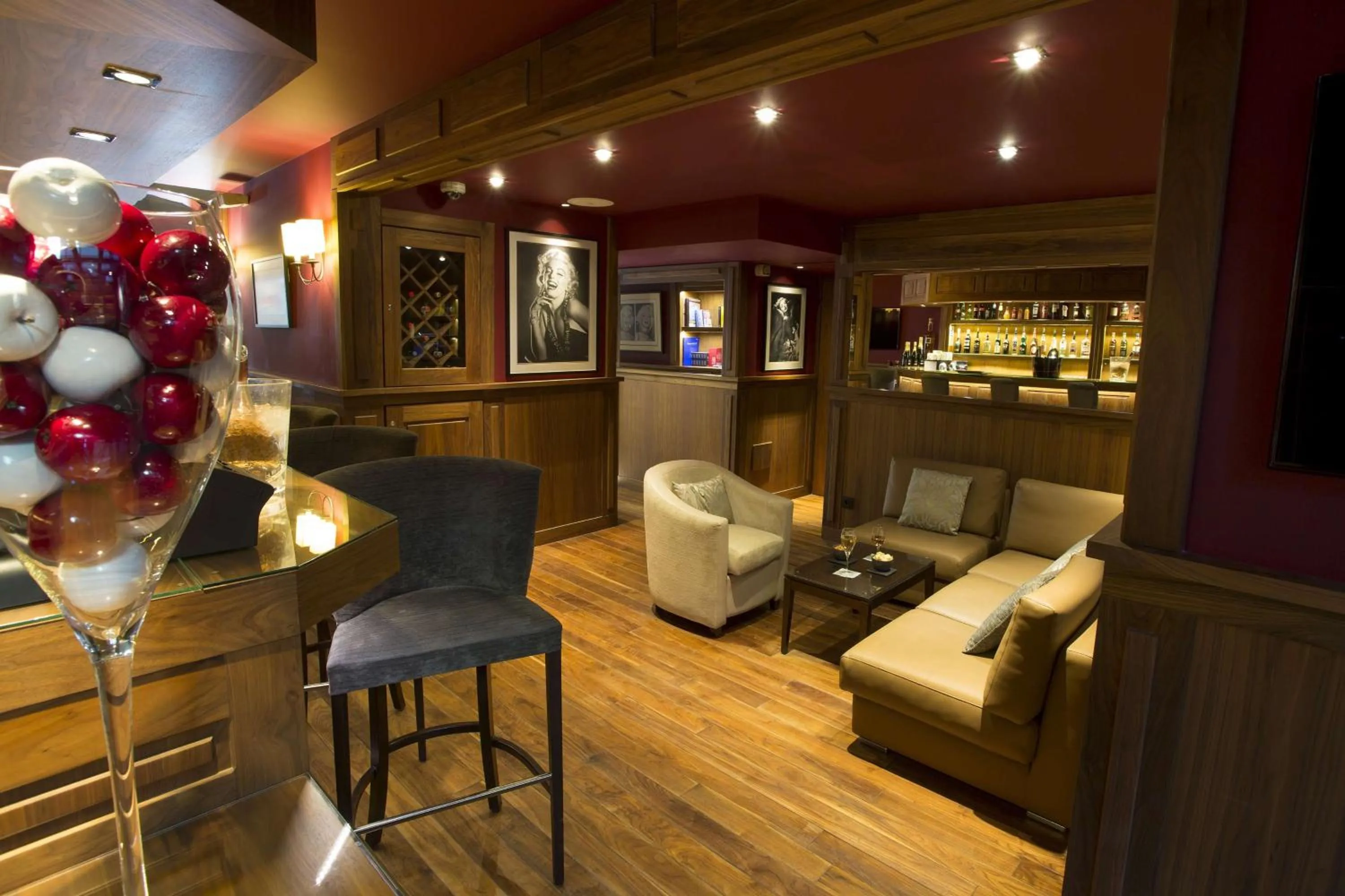 Lounge or bar in Best Western Plus Cannes Riviera