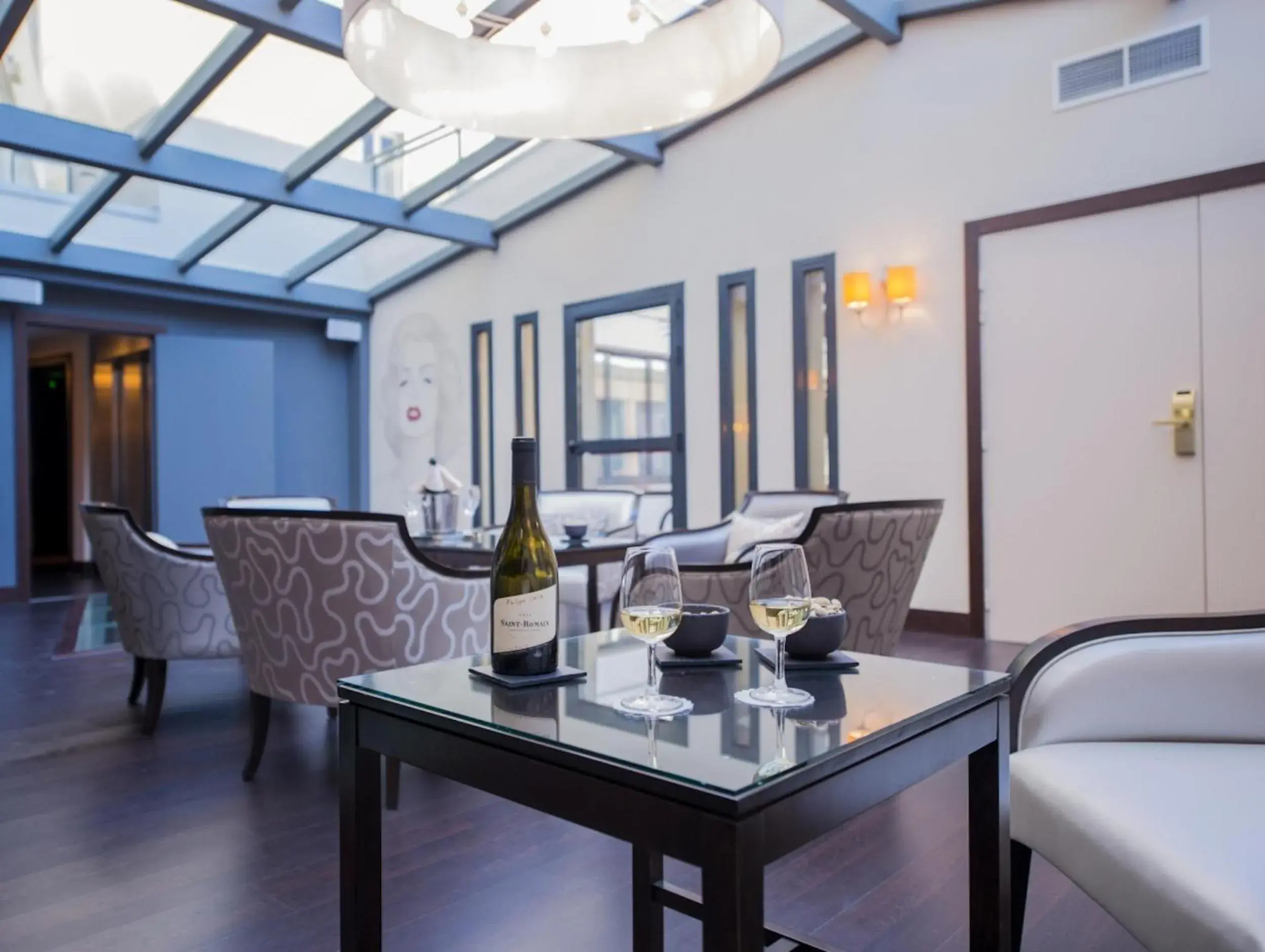 Lounge or bar, Bed in Best Western Plus Cannes Riviera Lounge or bar, Bed in Best Western Plus Cannes Riviera