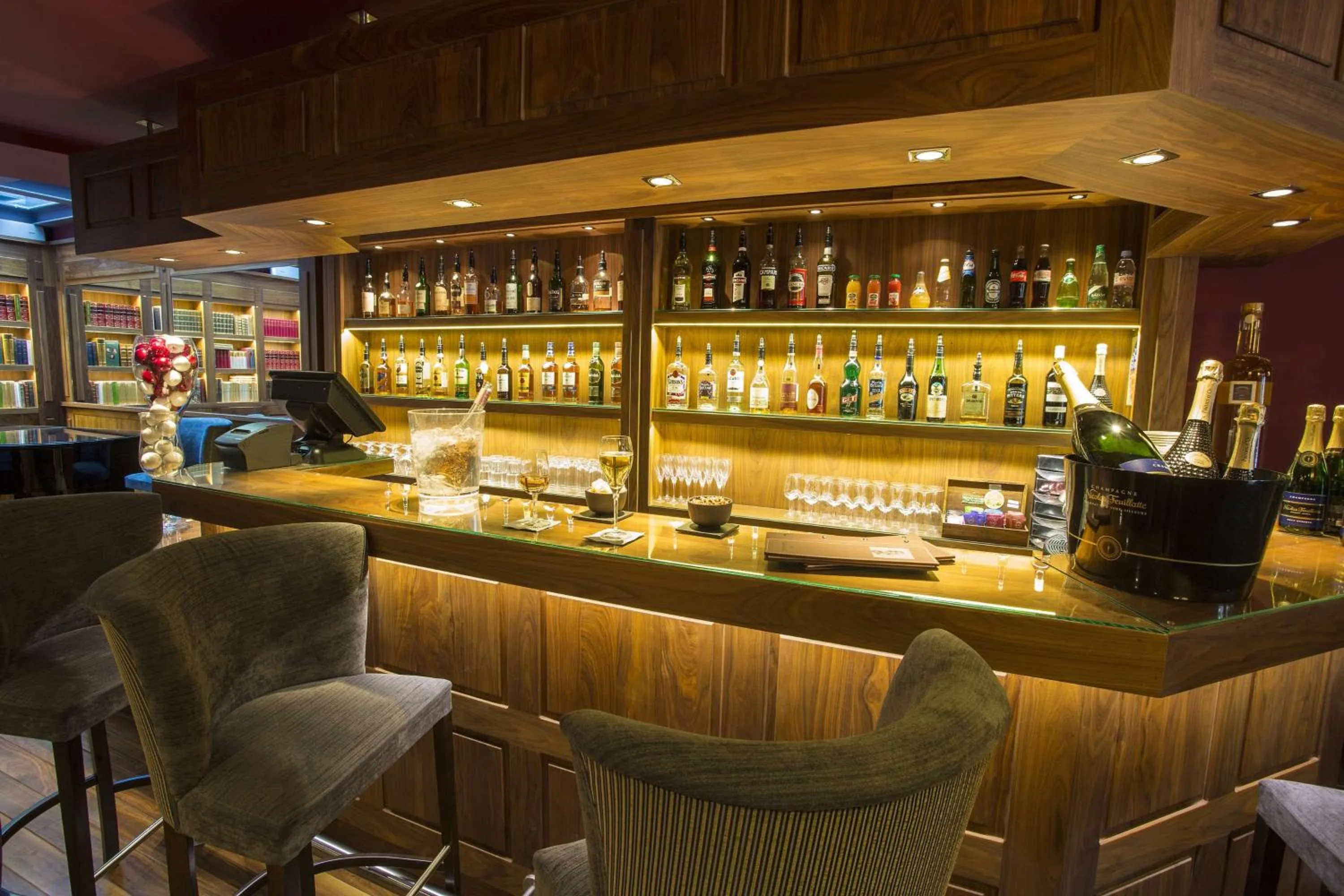 Lounge or bar in Best Western Plus Cannes Riviera