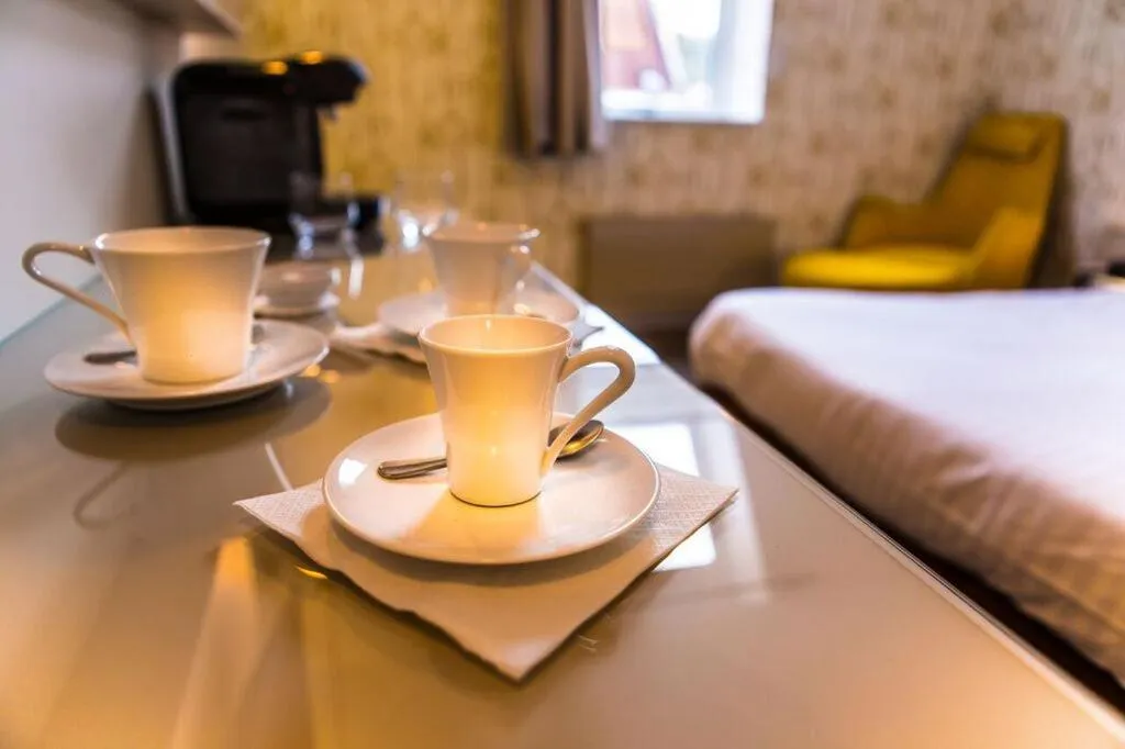 Bed in Cit'Hotel - Hotel Le Cèdre