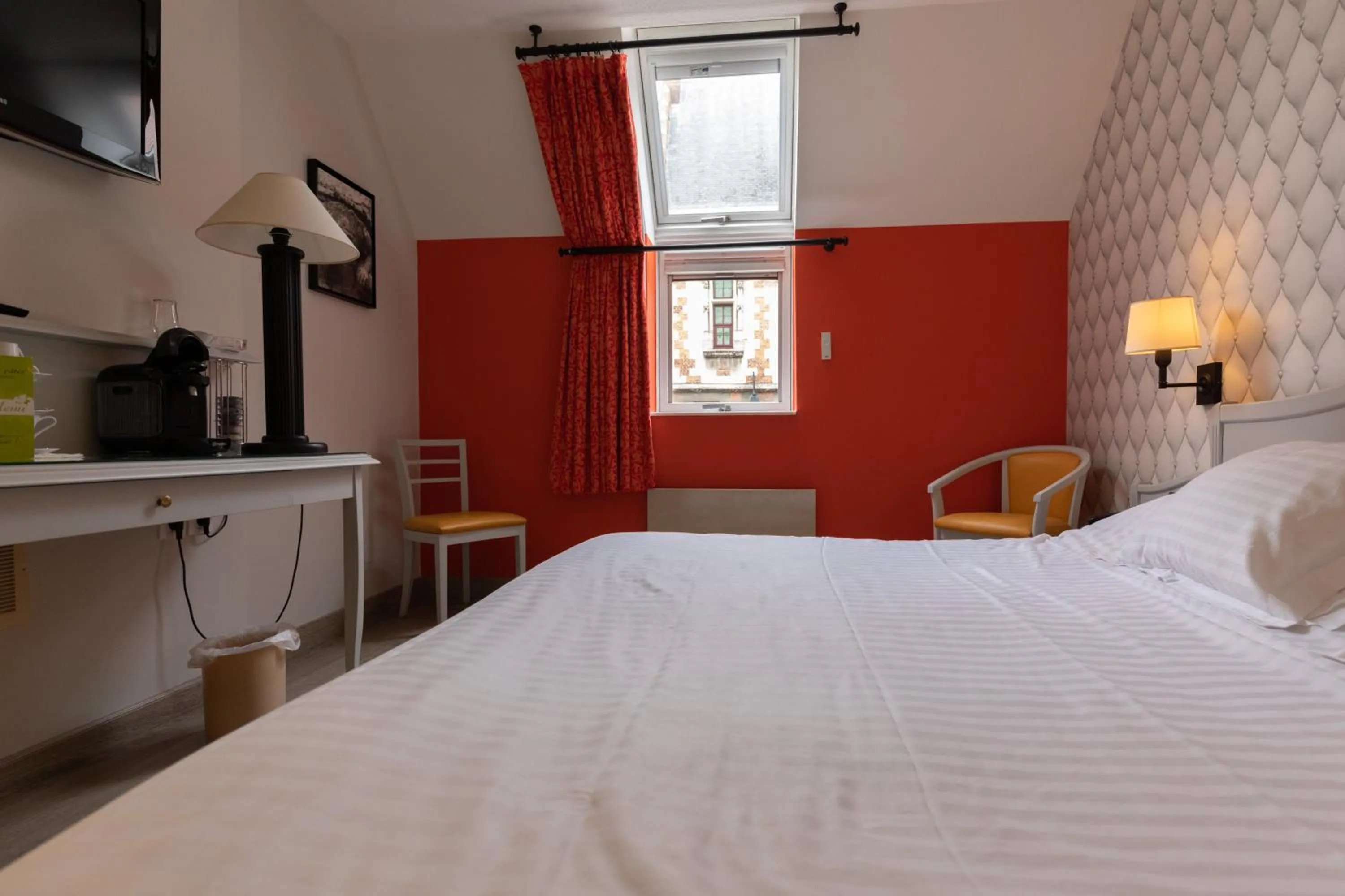 Bed in Cit'Hotel - Hotel Le Cèdre