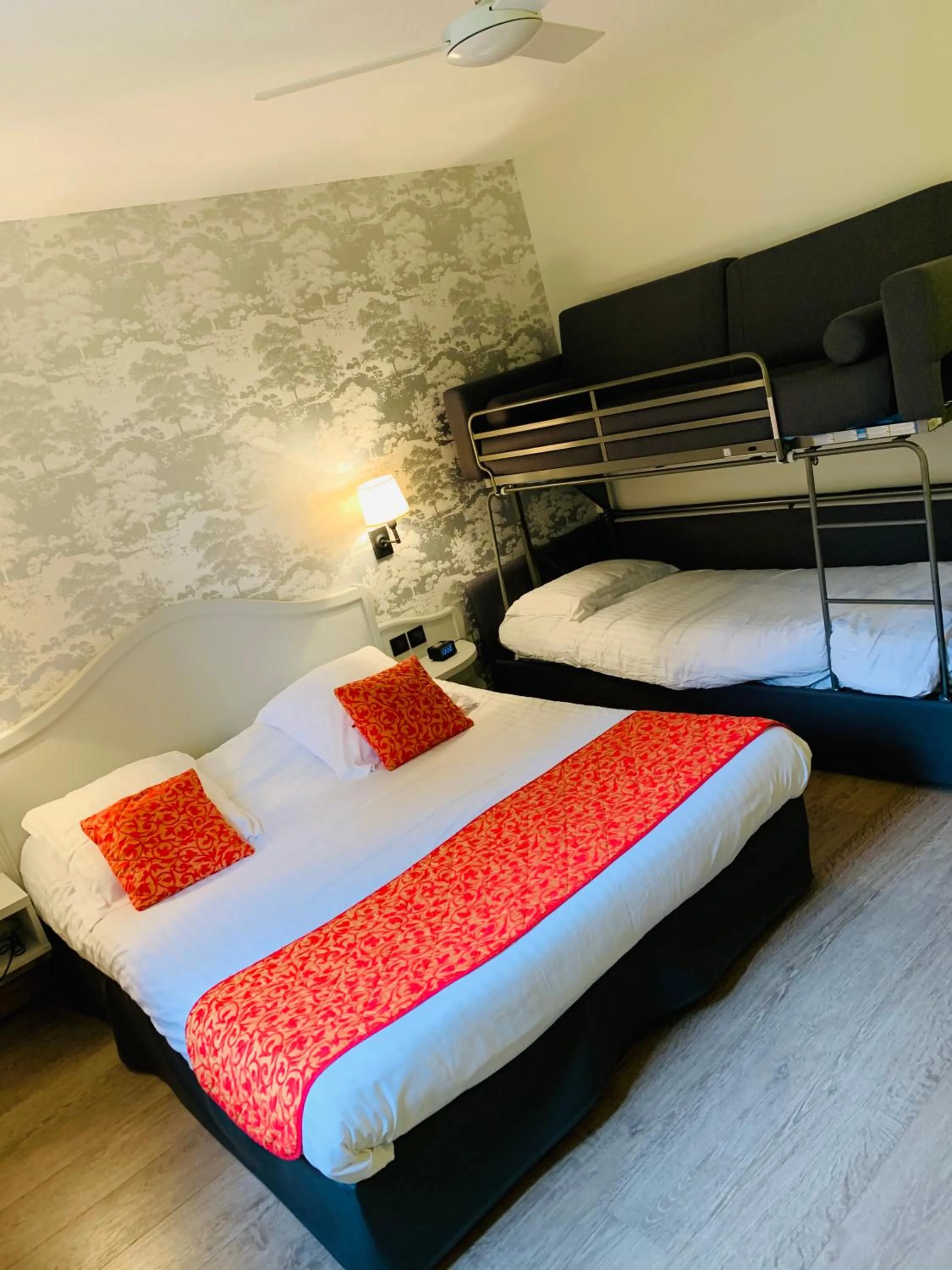 Bed in Cit'Hotel - Hotel Le Cèdre