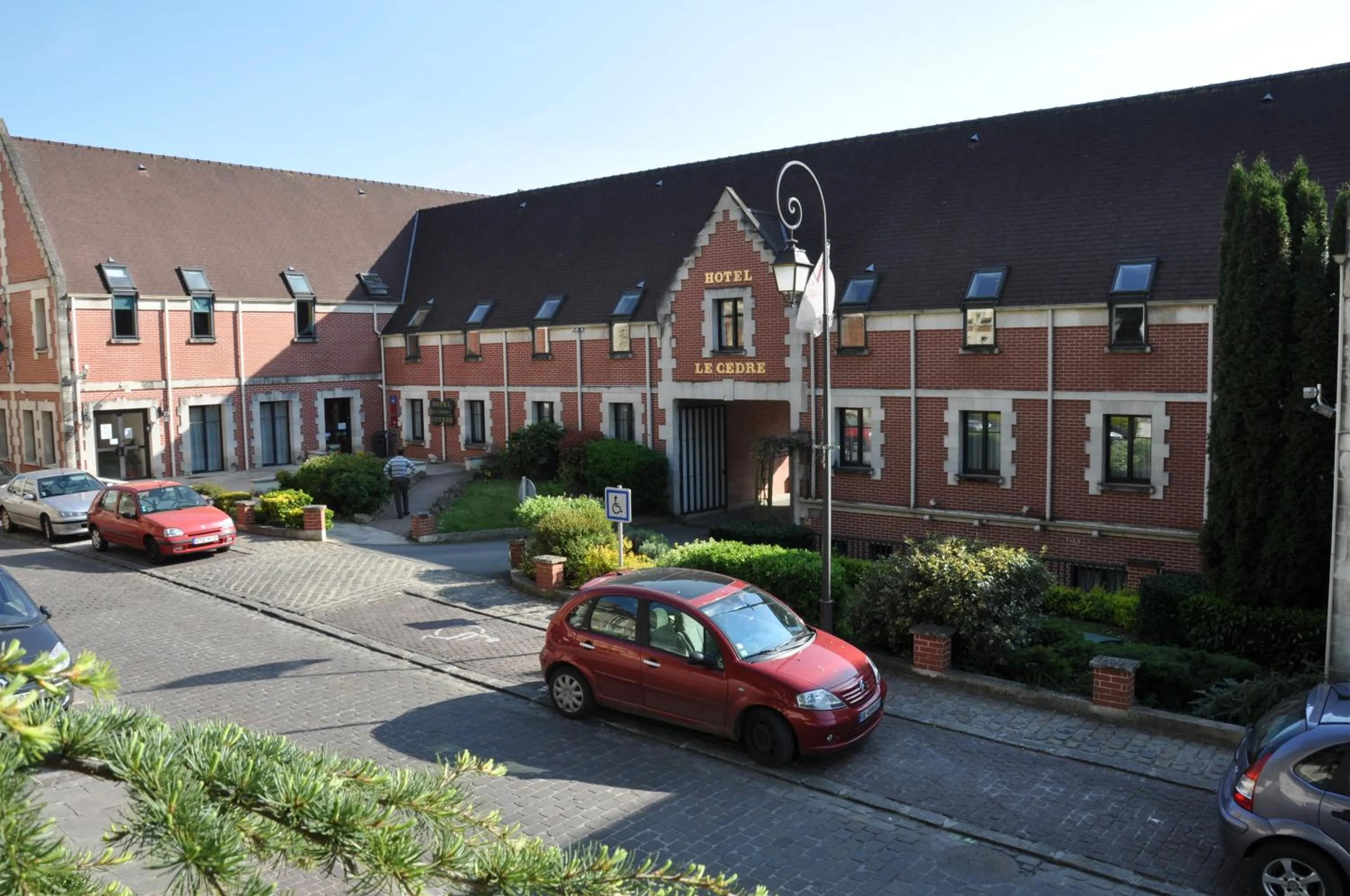 Property building in Cit'Hotel - Hotel Le Cèdre