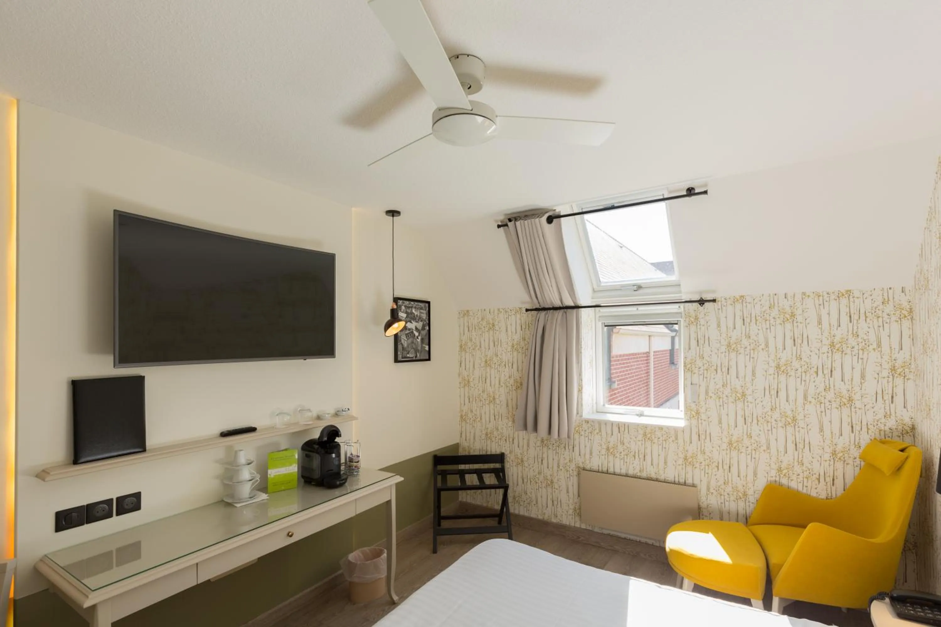 Bed in Cit'Hotel - Hotel Le Cèdre