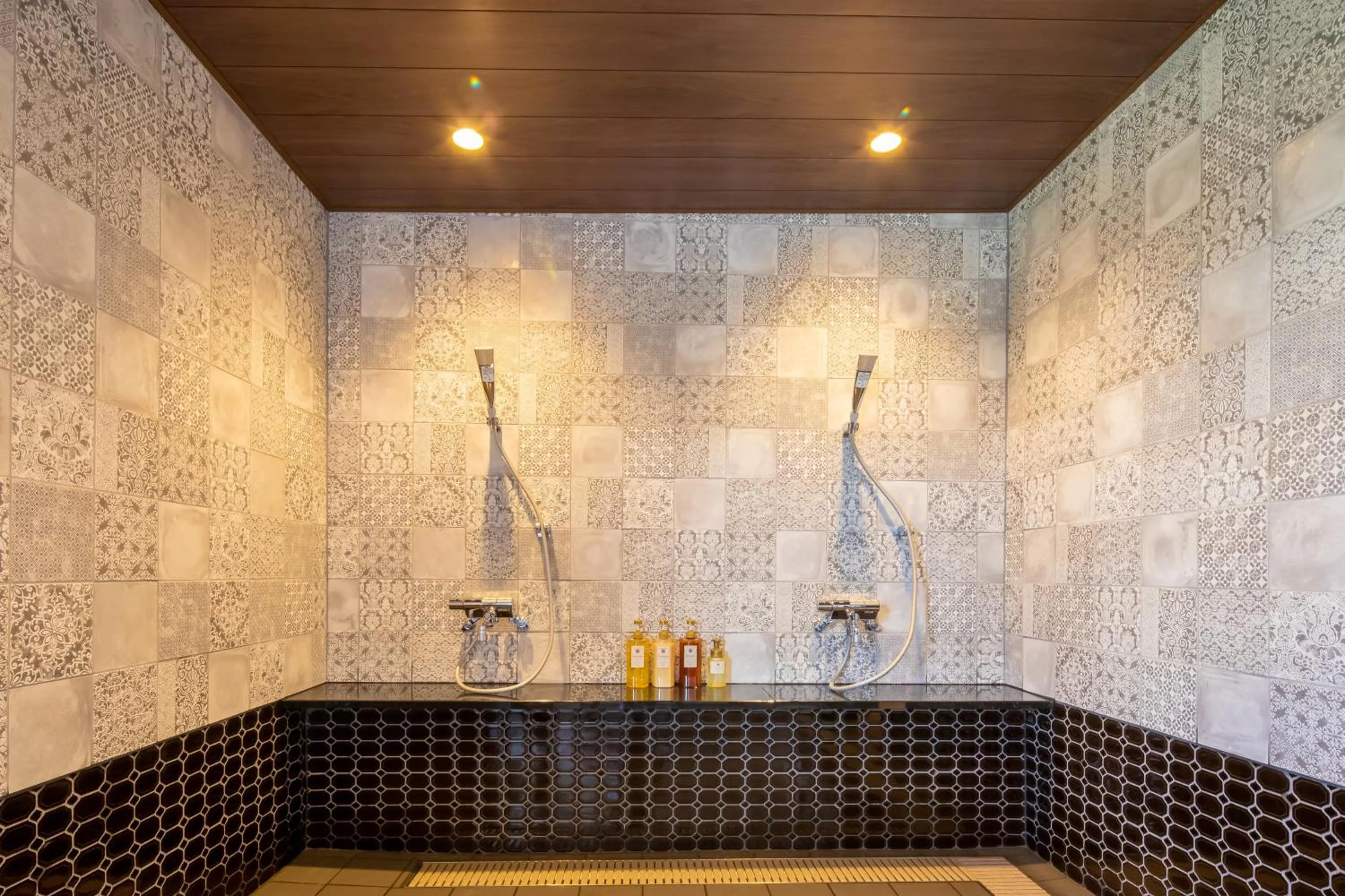 Shower in Kamisuwa Onsen Shinyu