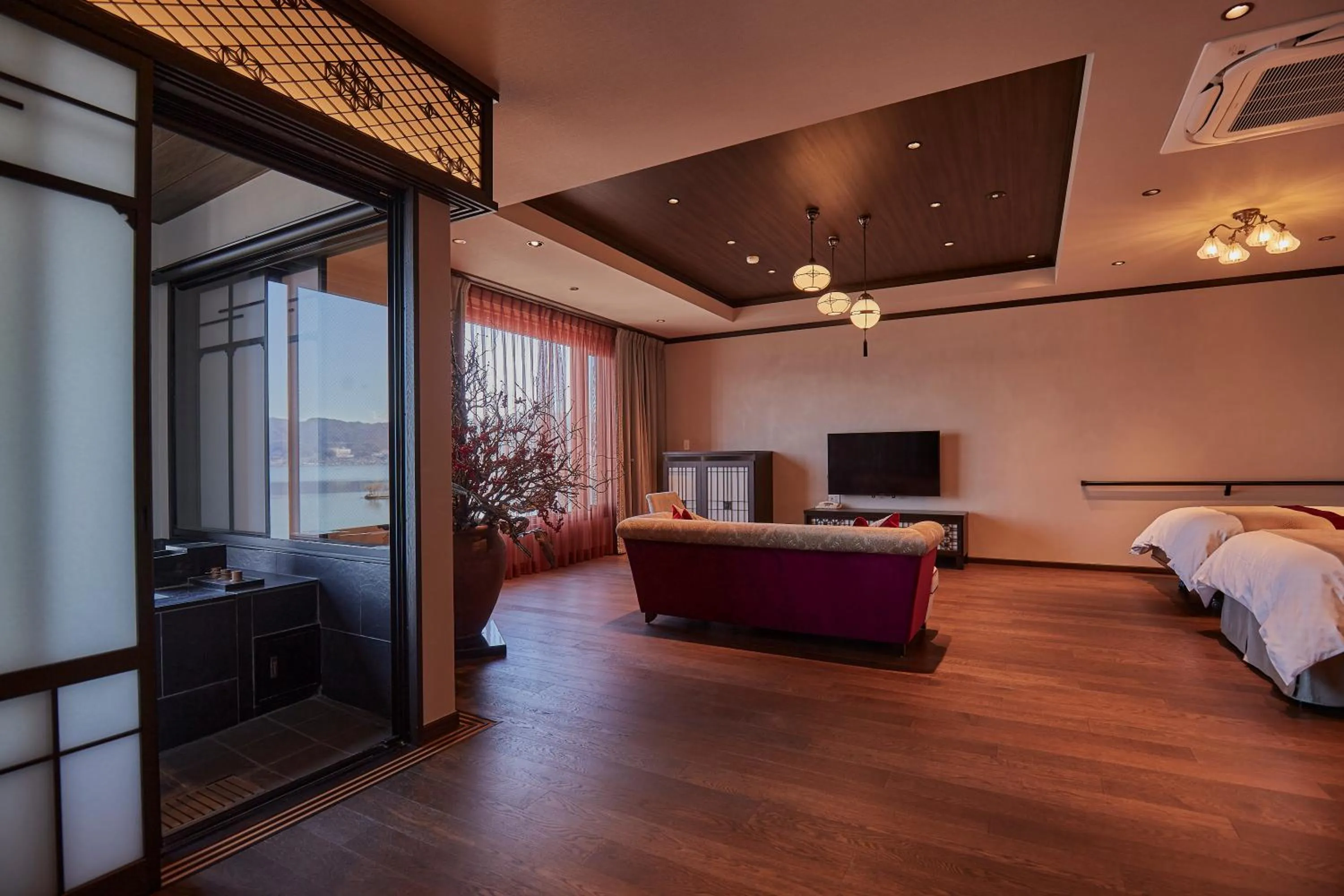 Photo of the whole room, Bed in Kamisuwa Onsen Shinyu