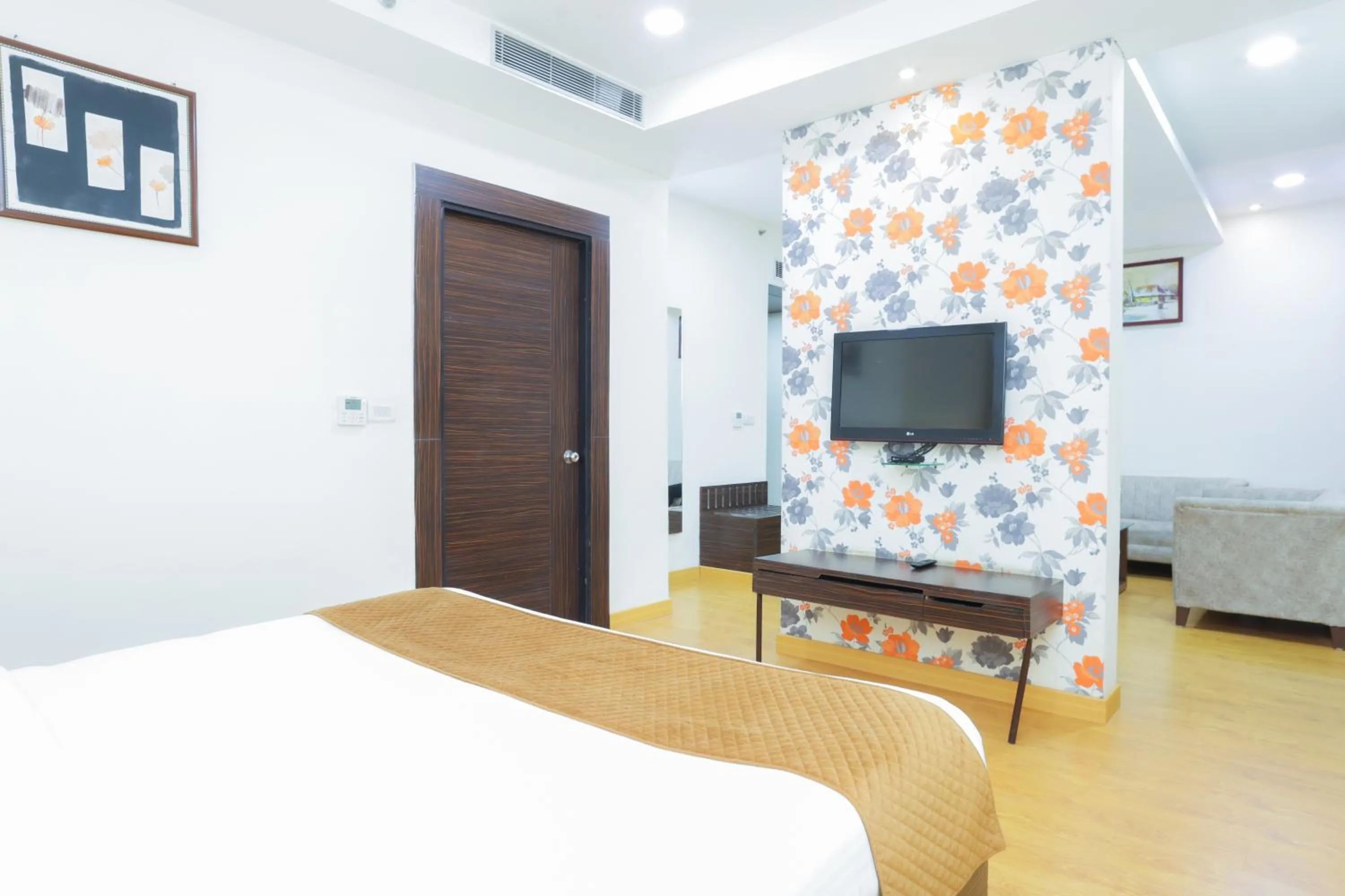 Bedroom, Bed in Hyphen Premier-Business Hotel