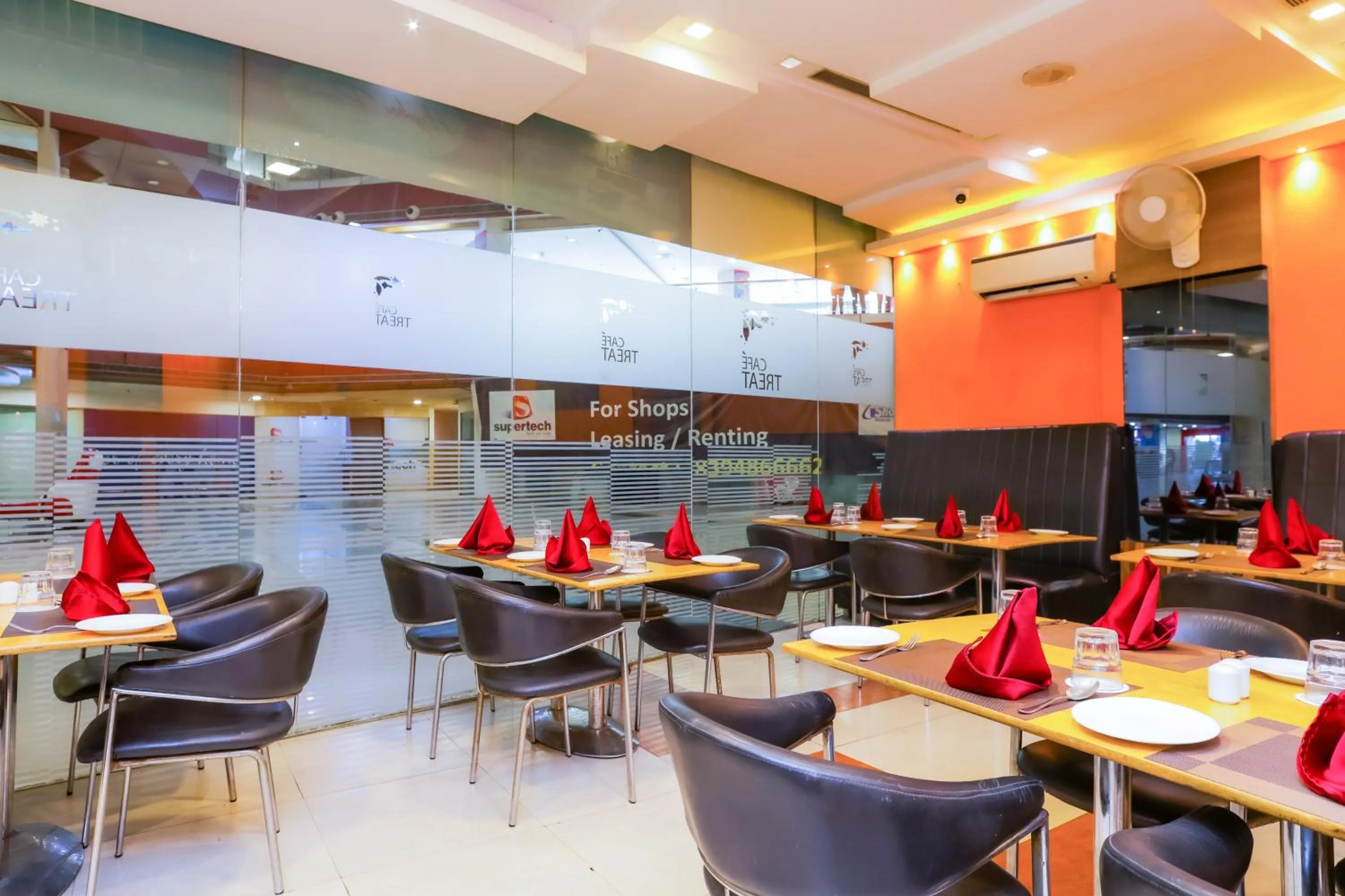 Restaurant/places to eat in Hyphen Premier-Business Hotel