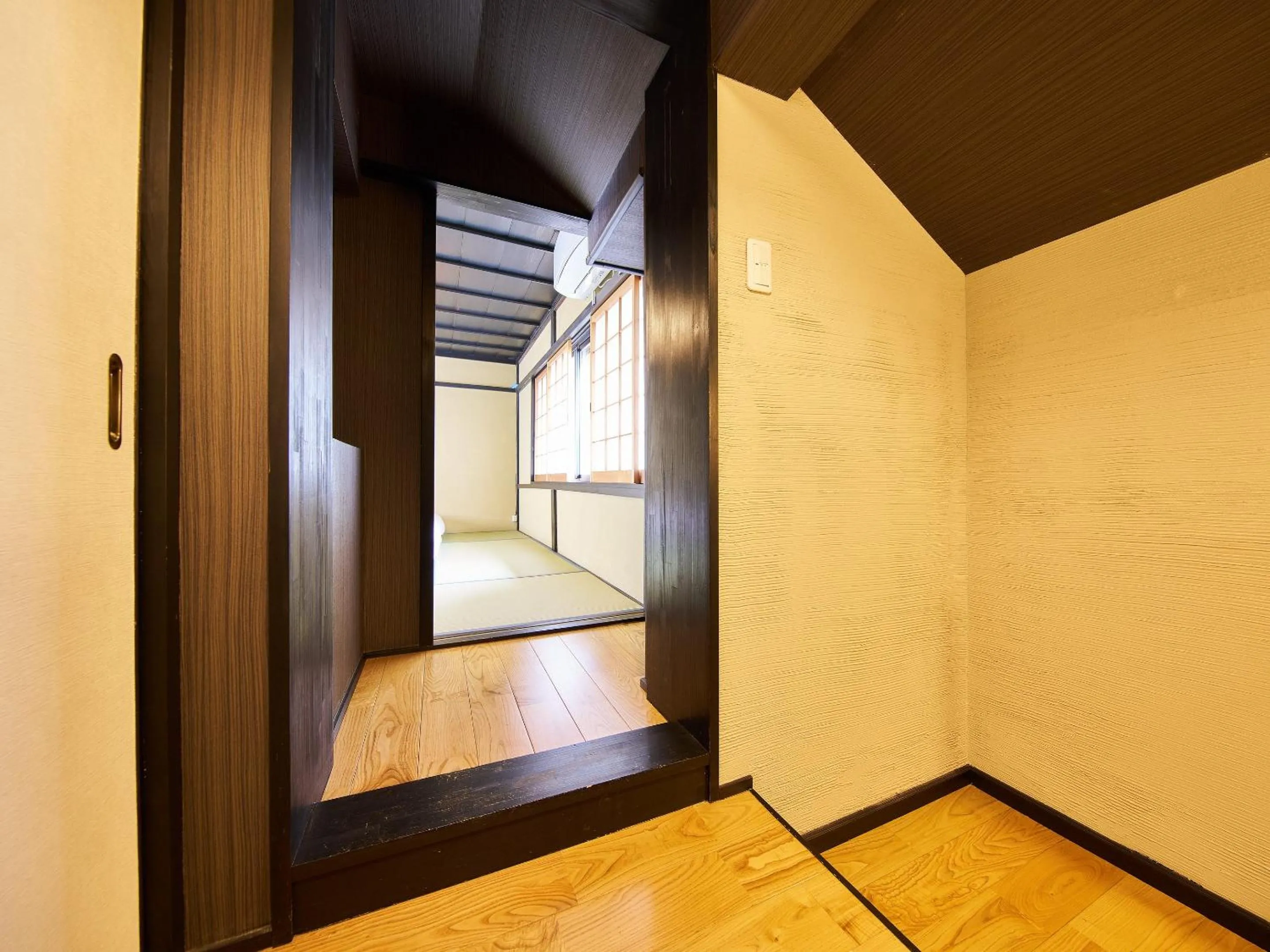 Photo of the whole room in Koiya
