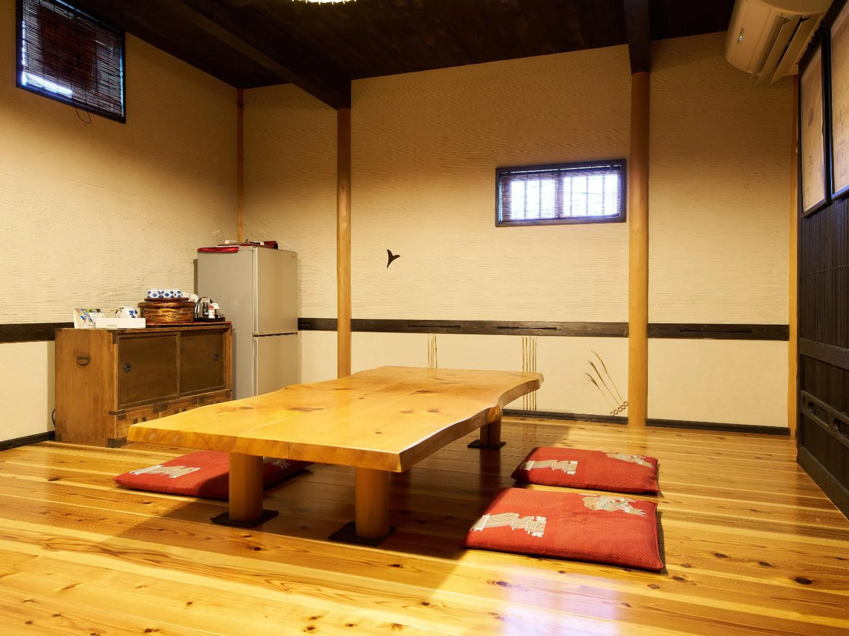 Photo of the whole room in Koiya