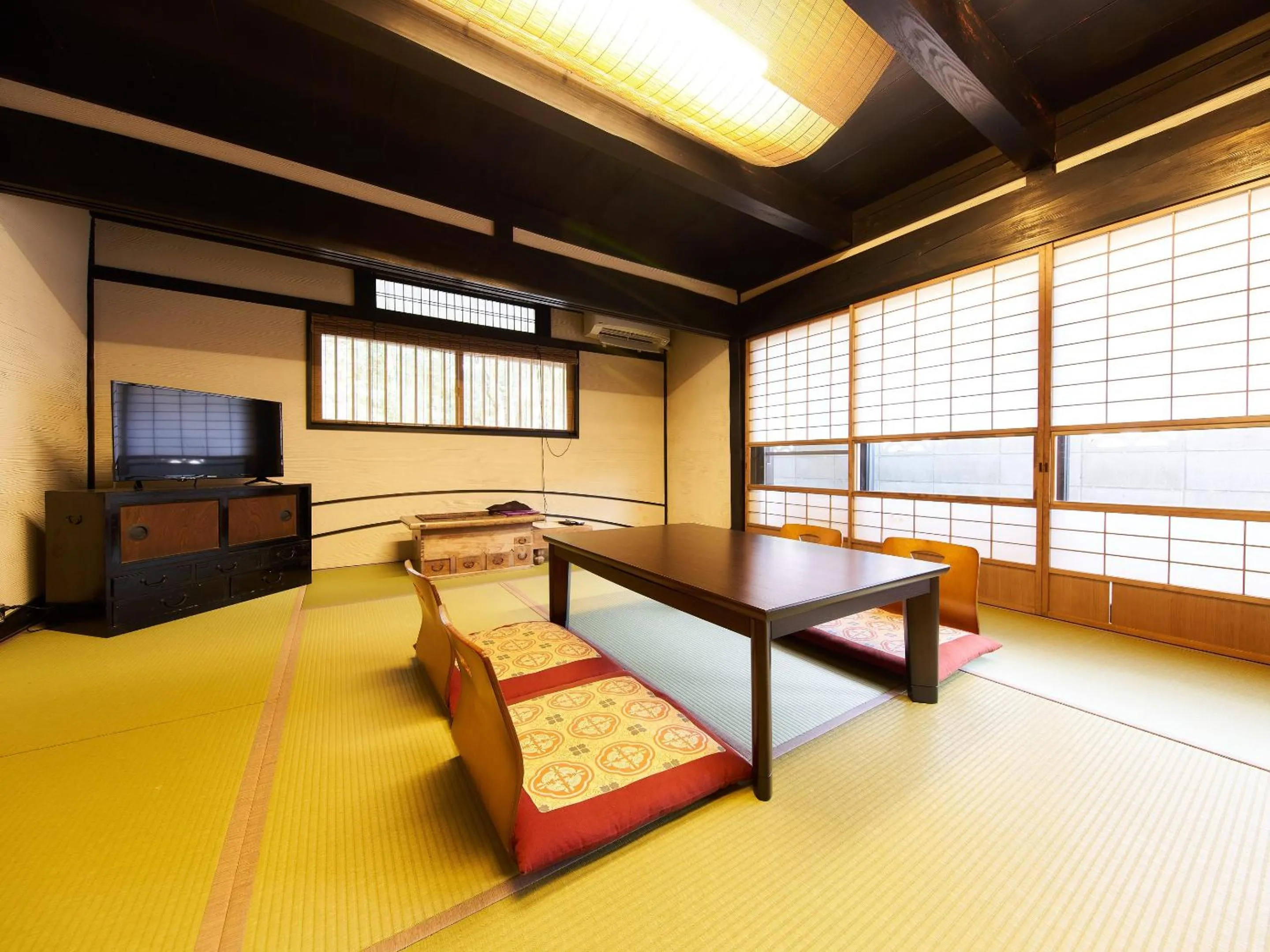 Photo of the whole room, Bed in Koiya