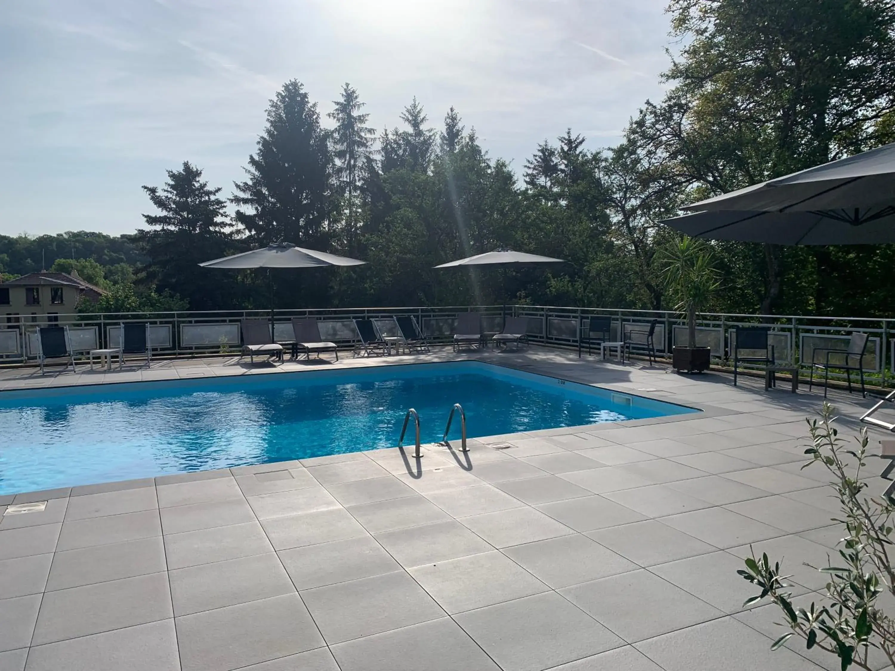 Swimming pool in Logis Hotel Maison Carrée Restaurant O Carré dArt Swimming pool in Logis Hotel Maison Carrée Restaurant O Carré dArt