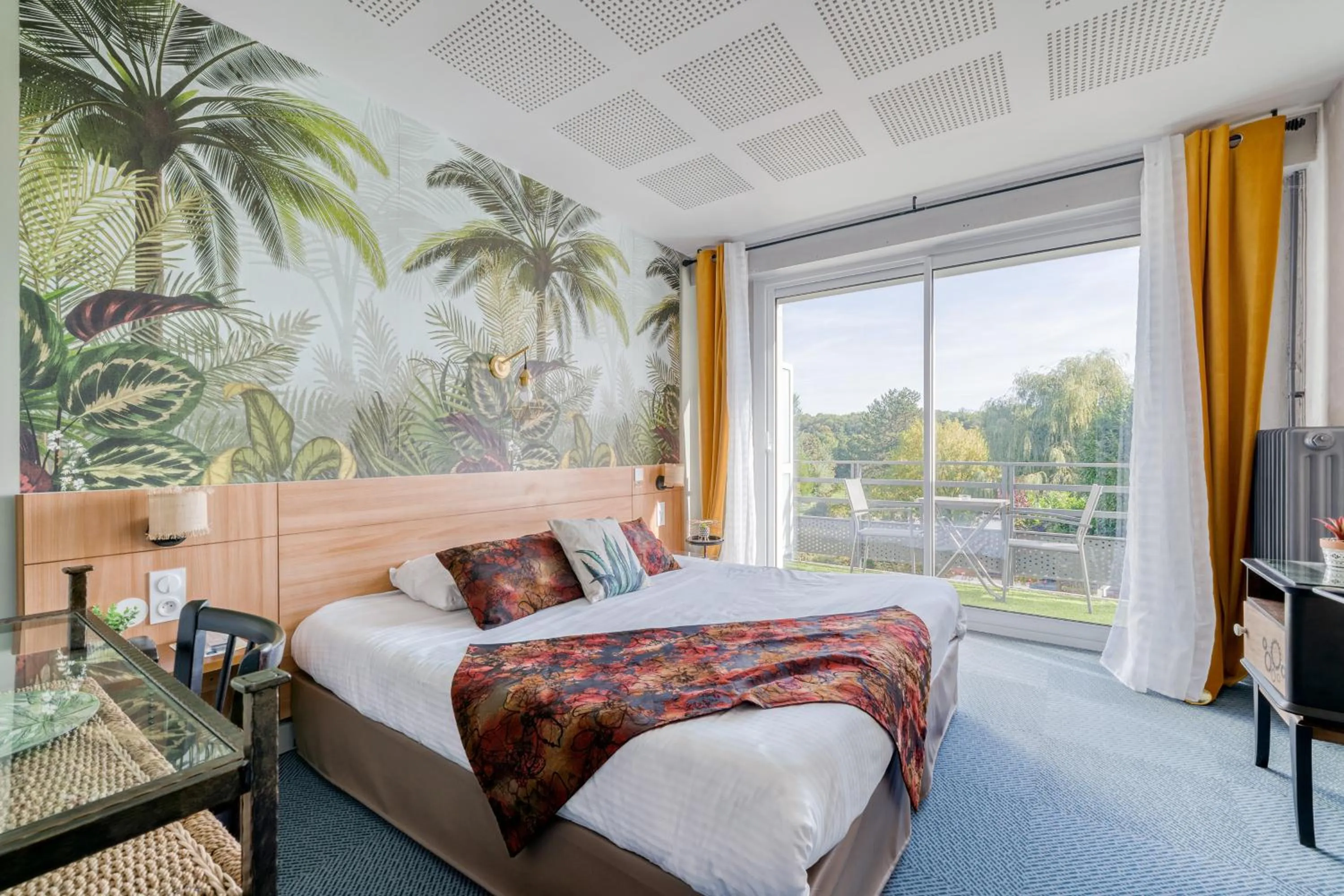 Balcony/Terrace, Bed in Logis Hotel Maison Carrée Restaurant O Carré dArt