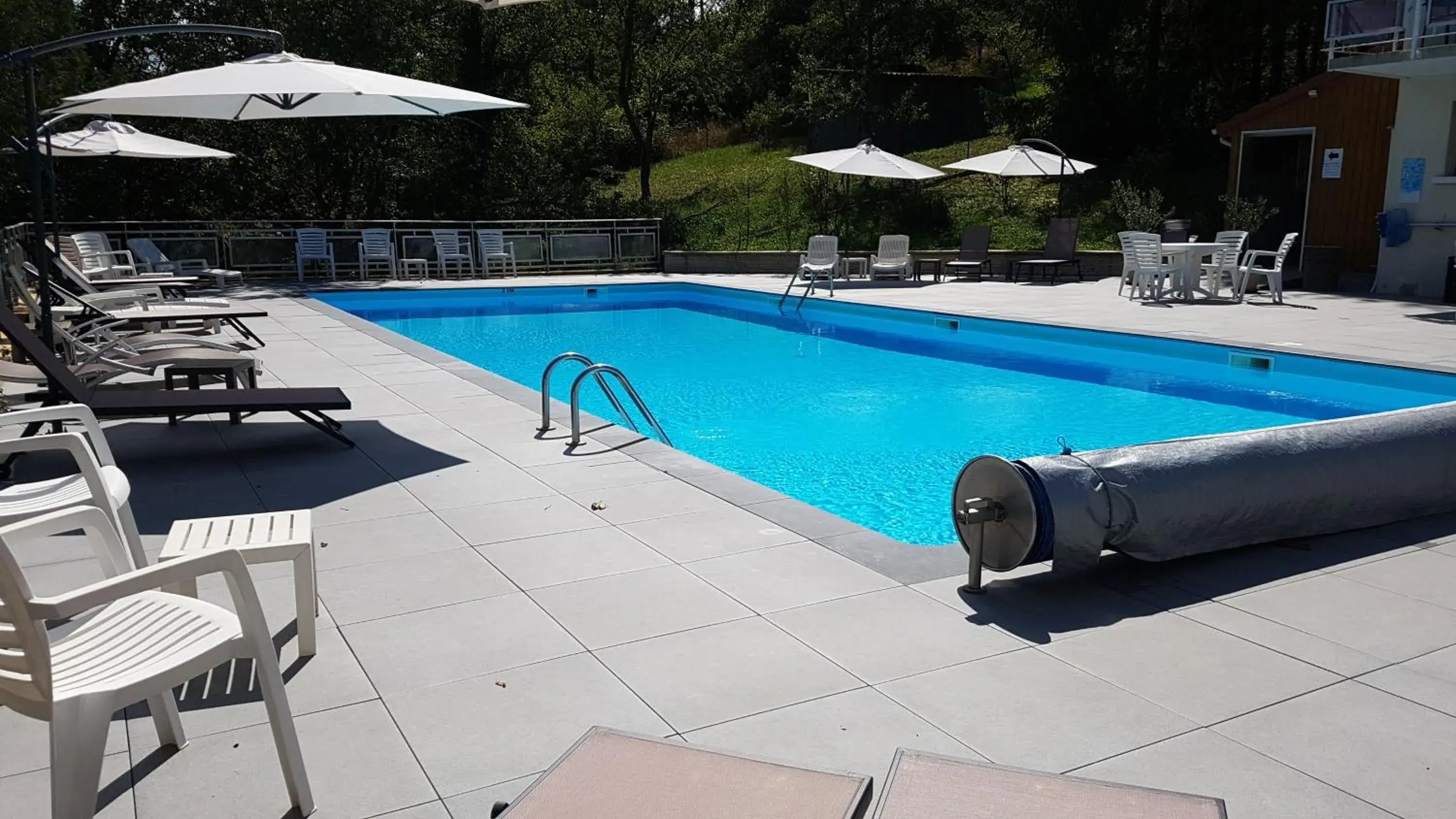 Swimming pool in Logis Hotel Maison Carrée Restaurant O Carré dArt Swimming pool in Logis Hotel Maison Carrée Restaurant O Carré dArt