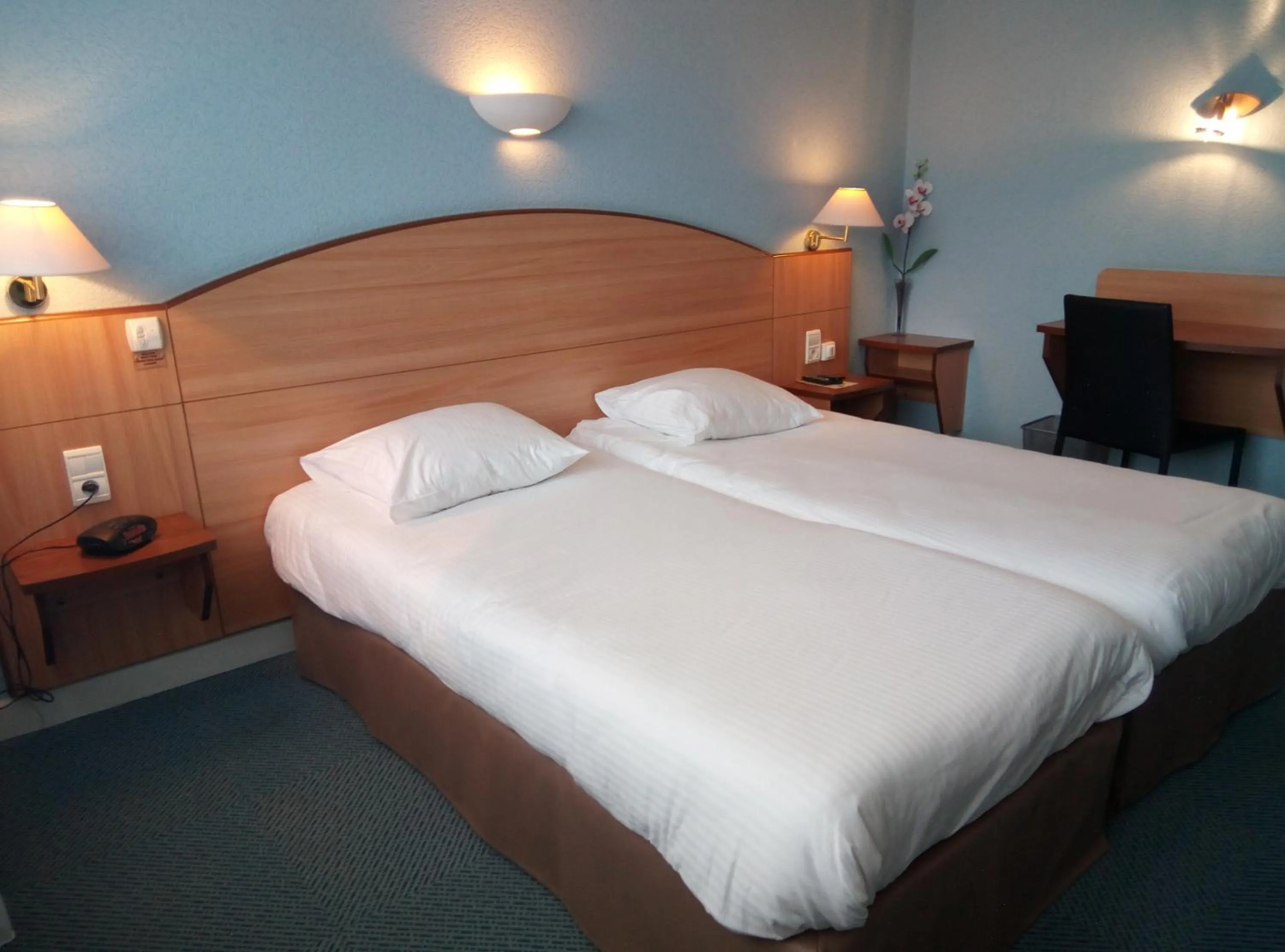 Bed in Logis Hotel Maison Carrée Restaurant O Carré dArt