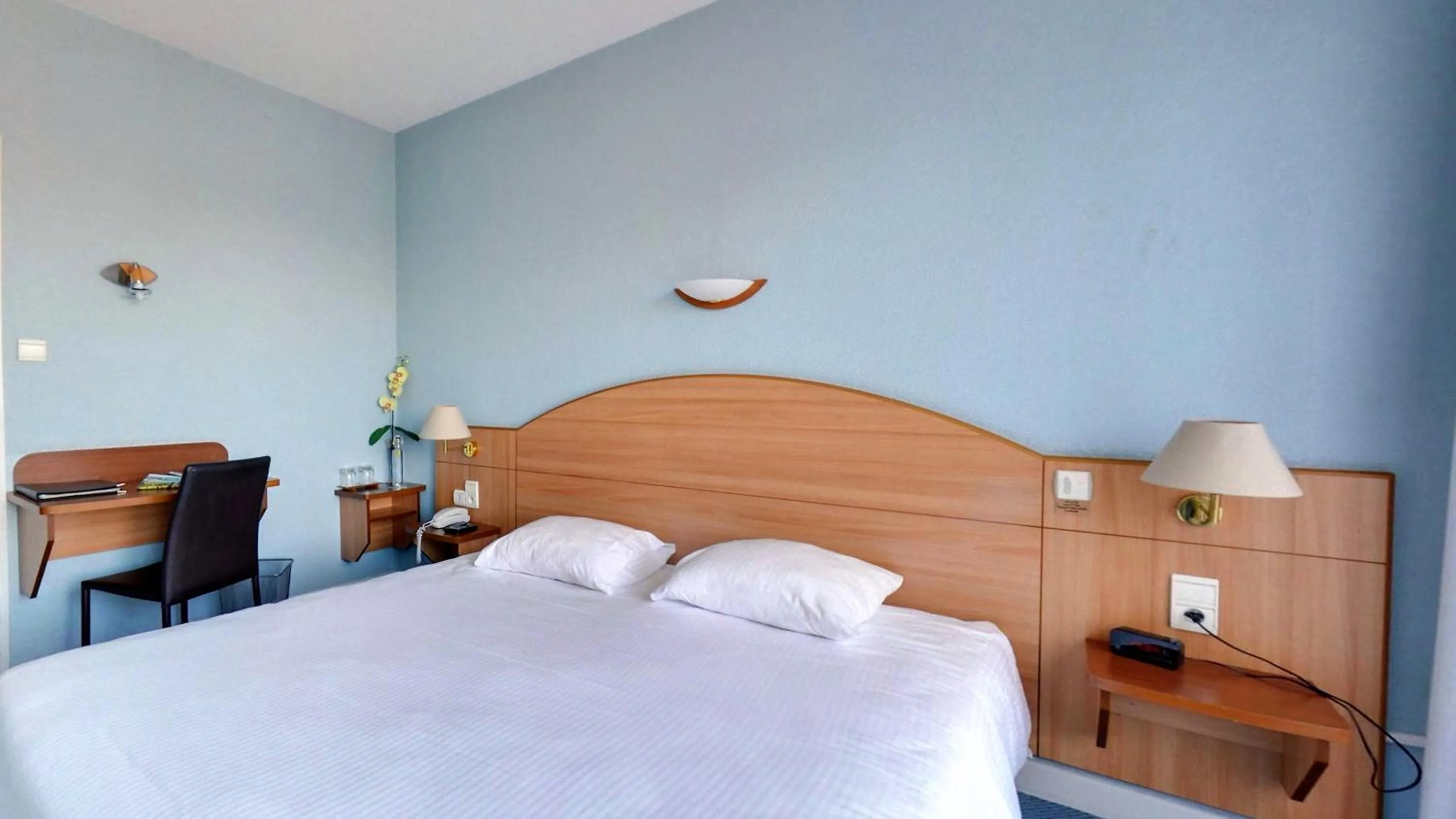 Bedroom, Bed in Logis Hotel Maison Carrée Restaurant O Carré dArt