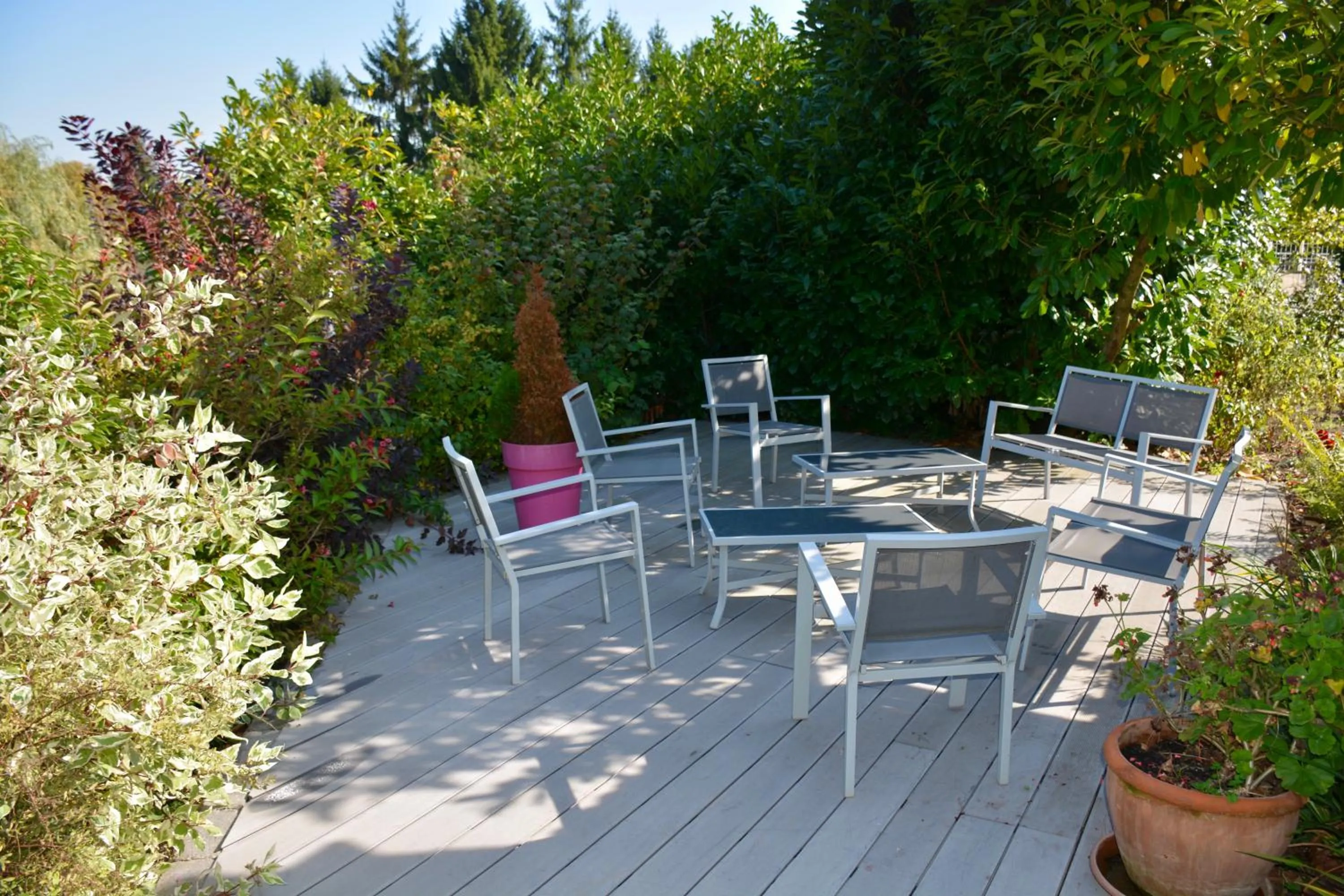 Patio in Logis Hotel Maison Carrée Restaurant O Carré dArt