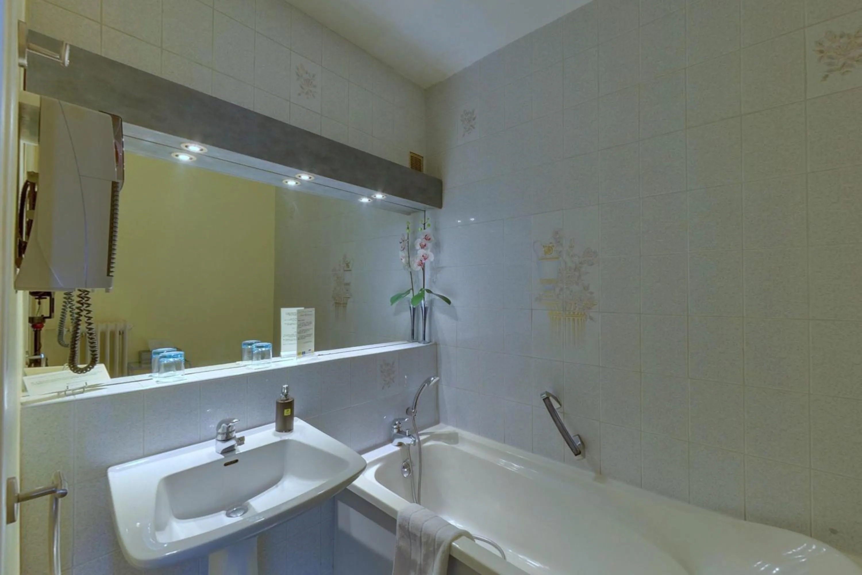 Bathroom in Logis Hotel Maison Carrée Restaurant O Carré dArt