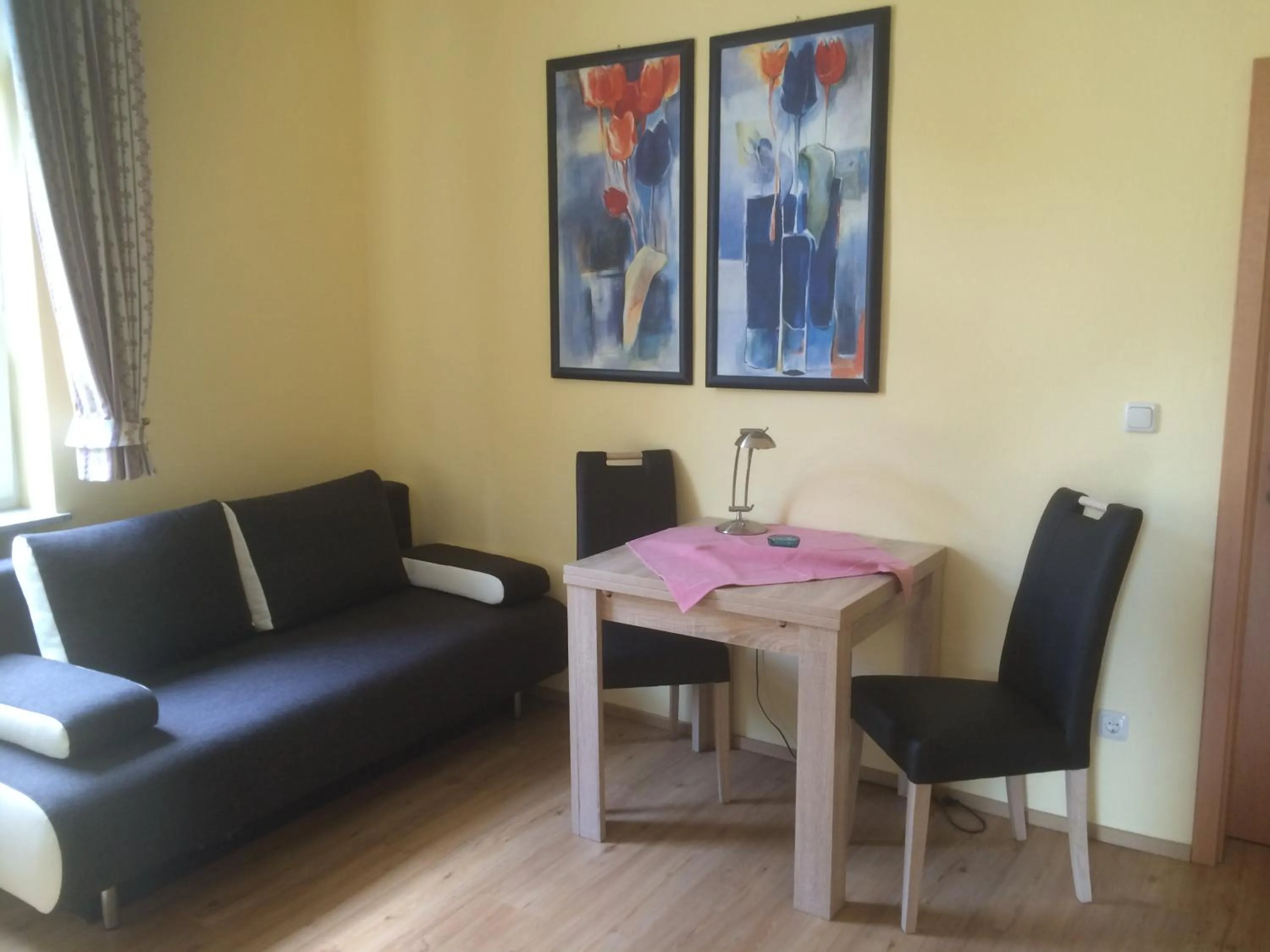 Seating area in Hotel Zwei Mohren