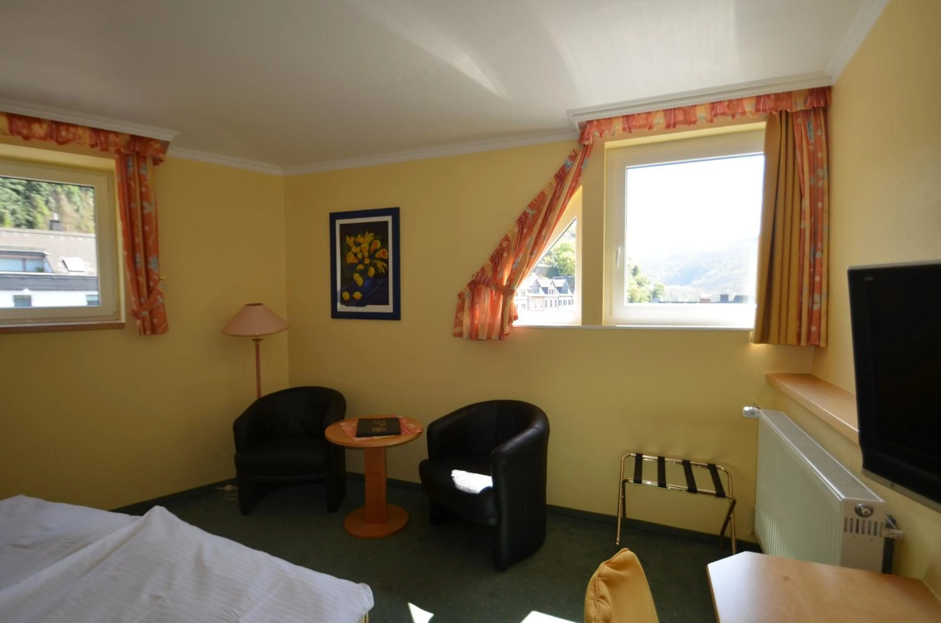 Seating area, Bed in Hotel Zwei Mohren