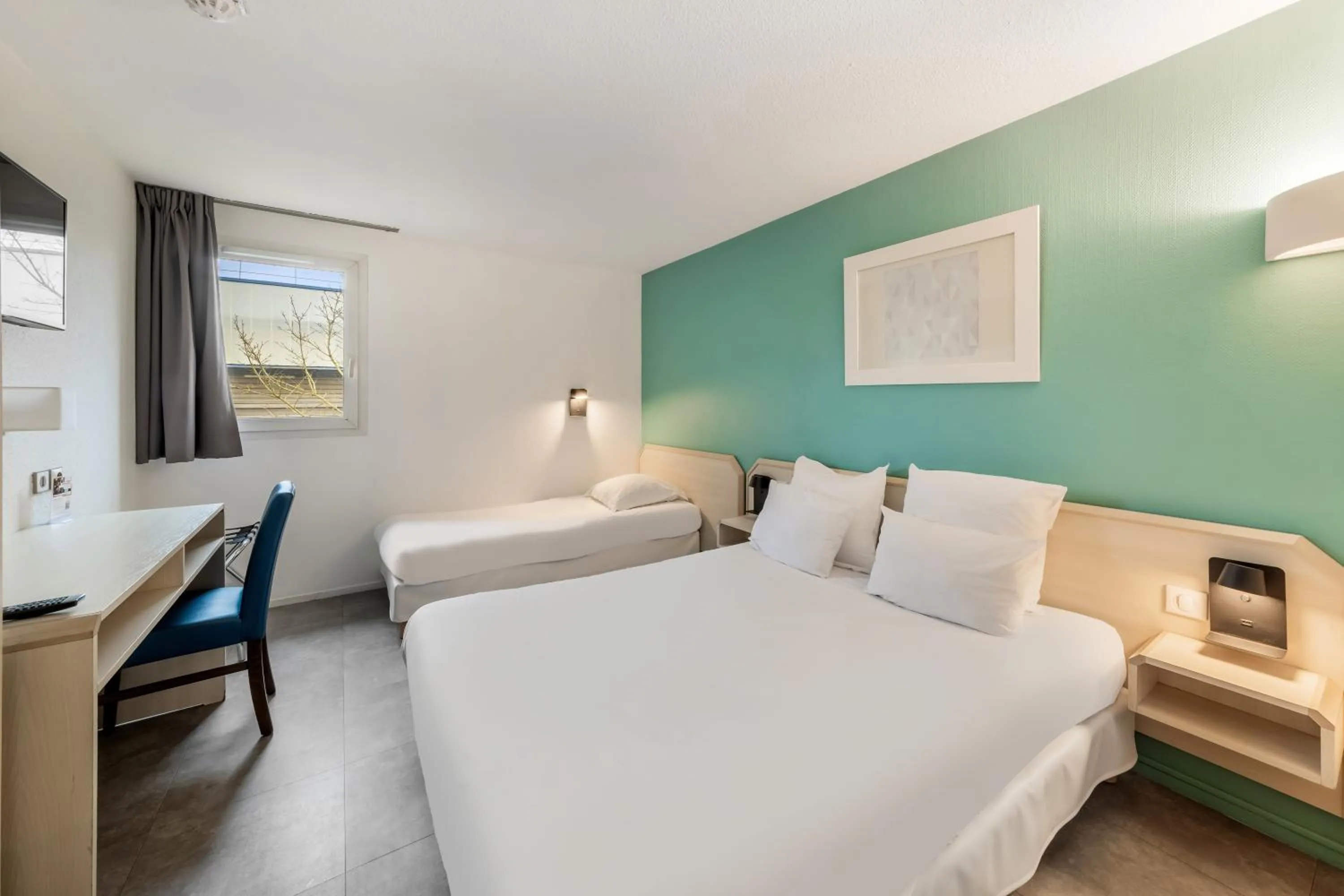 Bedroom, Bed in Comfort Hotel Orleans Saran