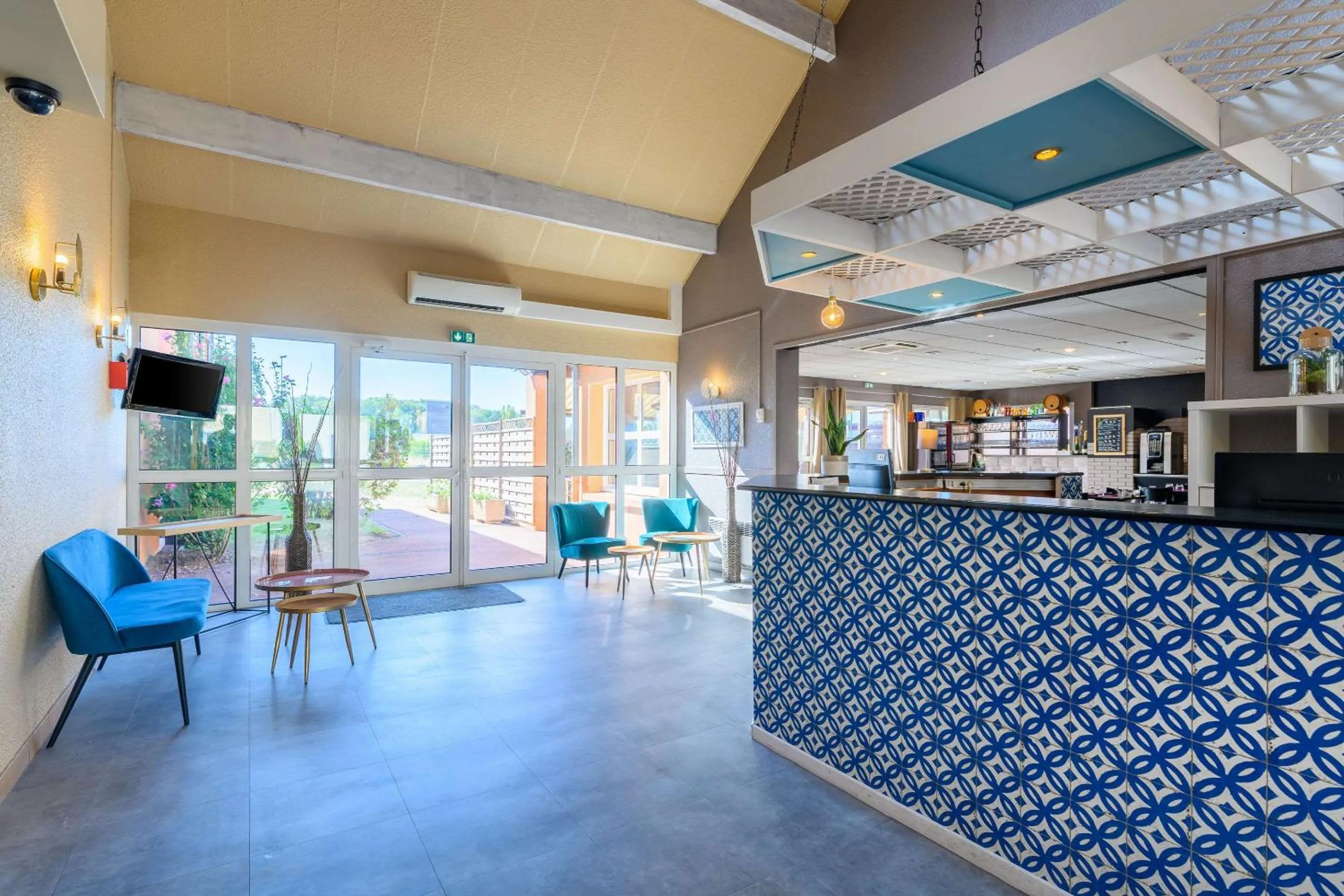 Lobby or reception in Comfort Hotel Orleans Saran