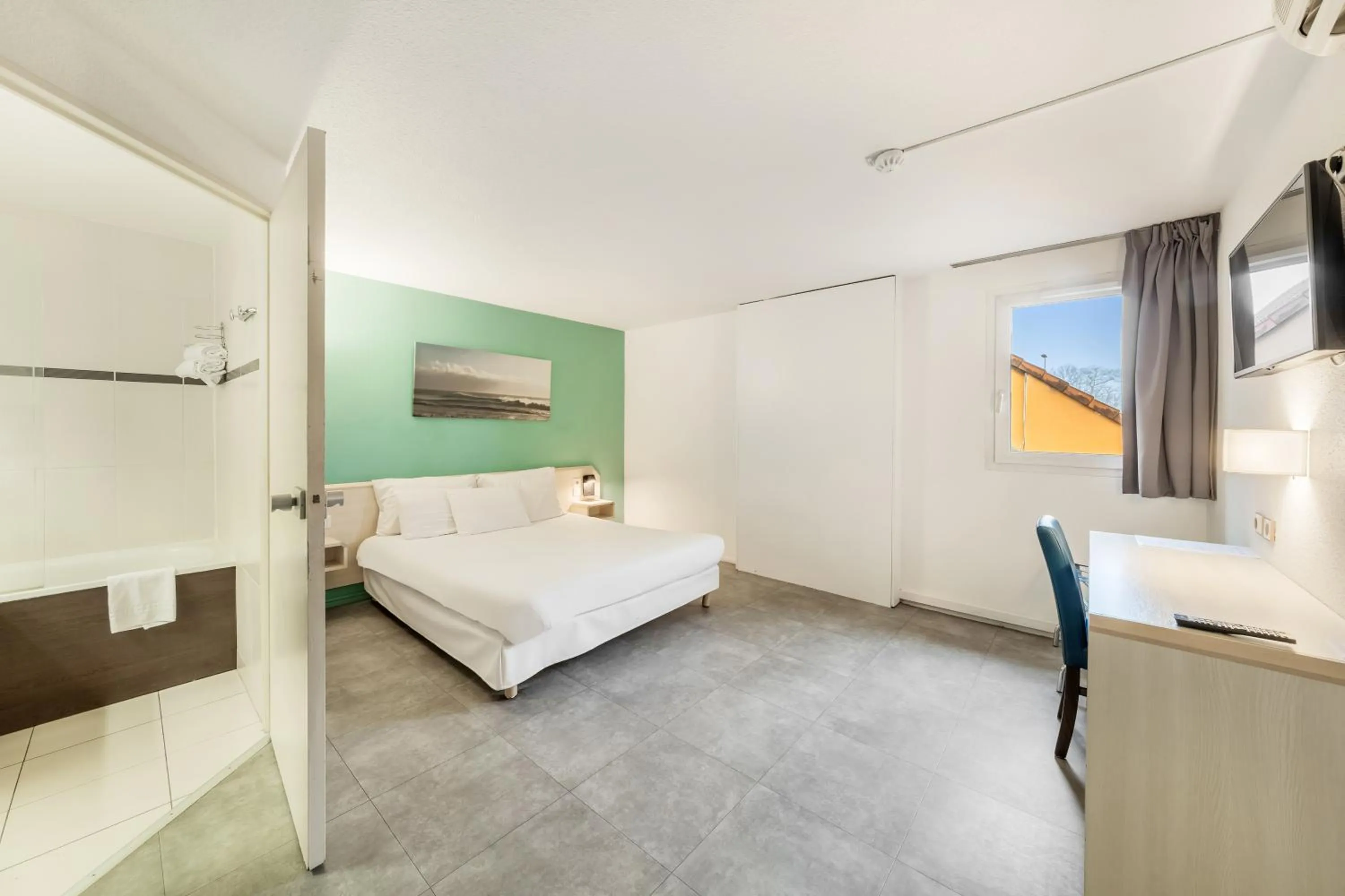 Bedroom, Bed in Comfort Hotel Orleans Saran