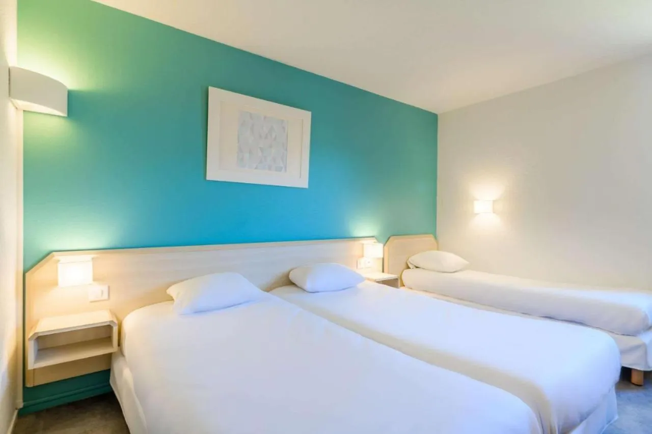 Bedroom, Bed in Comfort Hotel Orleans Saran