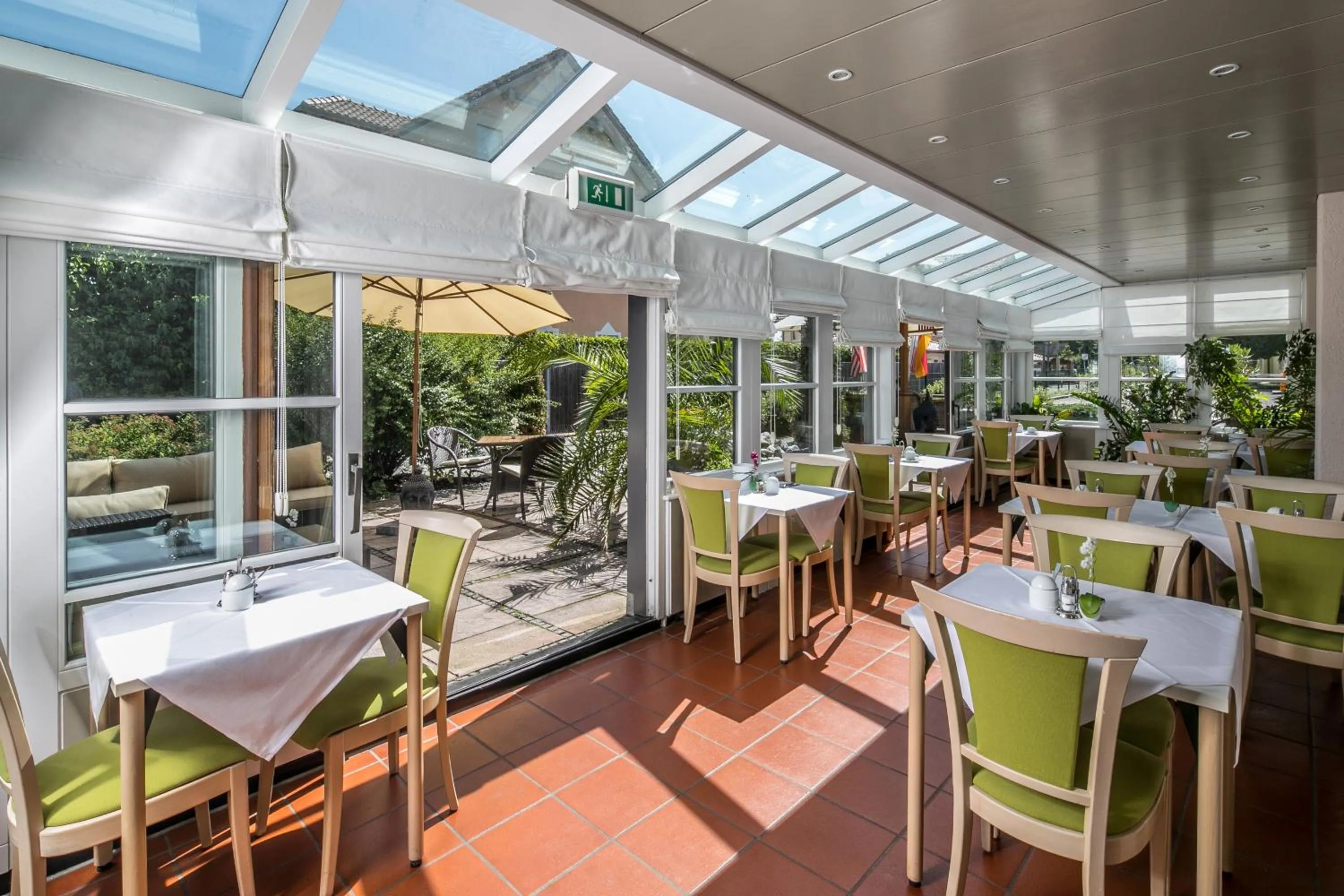 Restaurant/places to eat in Hotel am Krone Park