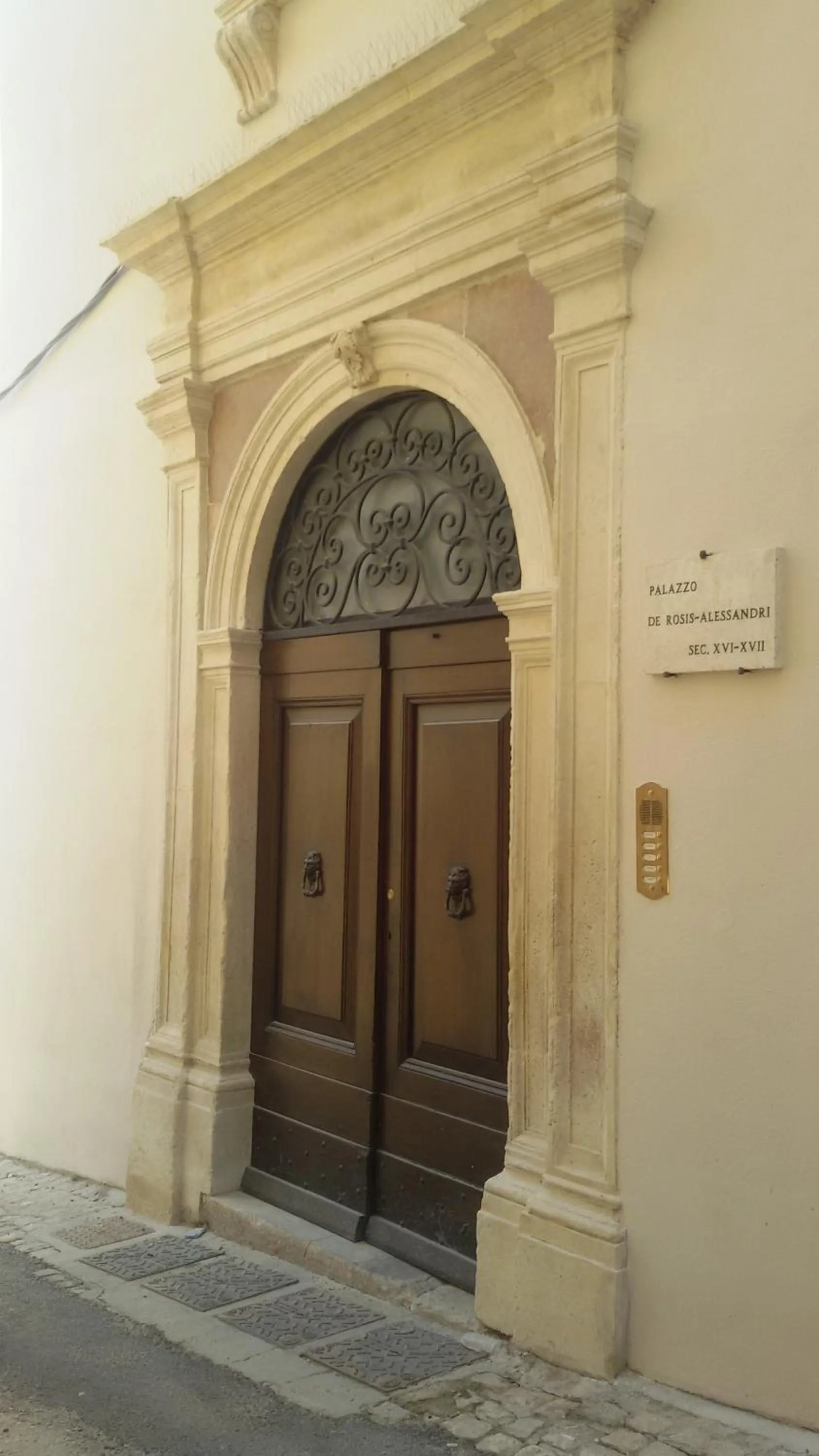 Facade/entrance in Aquila Antica