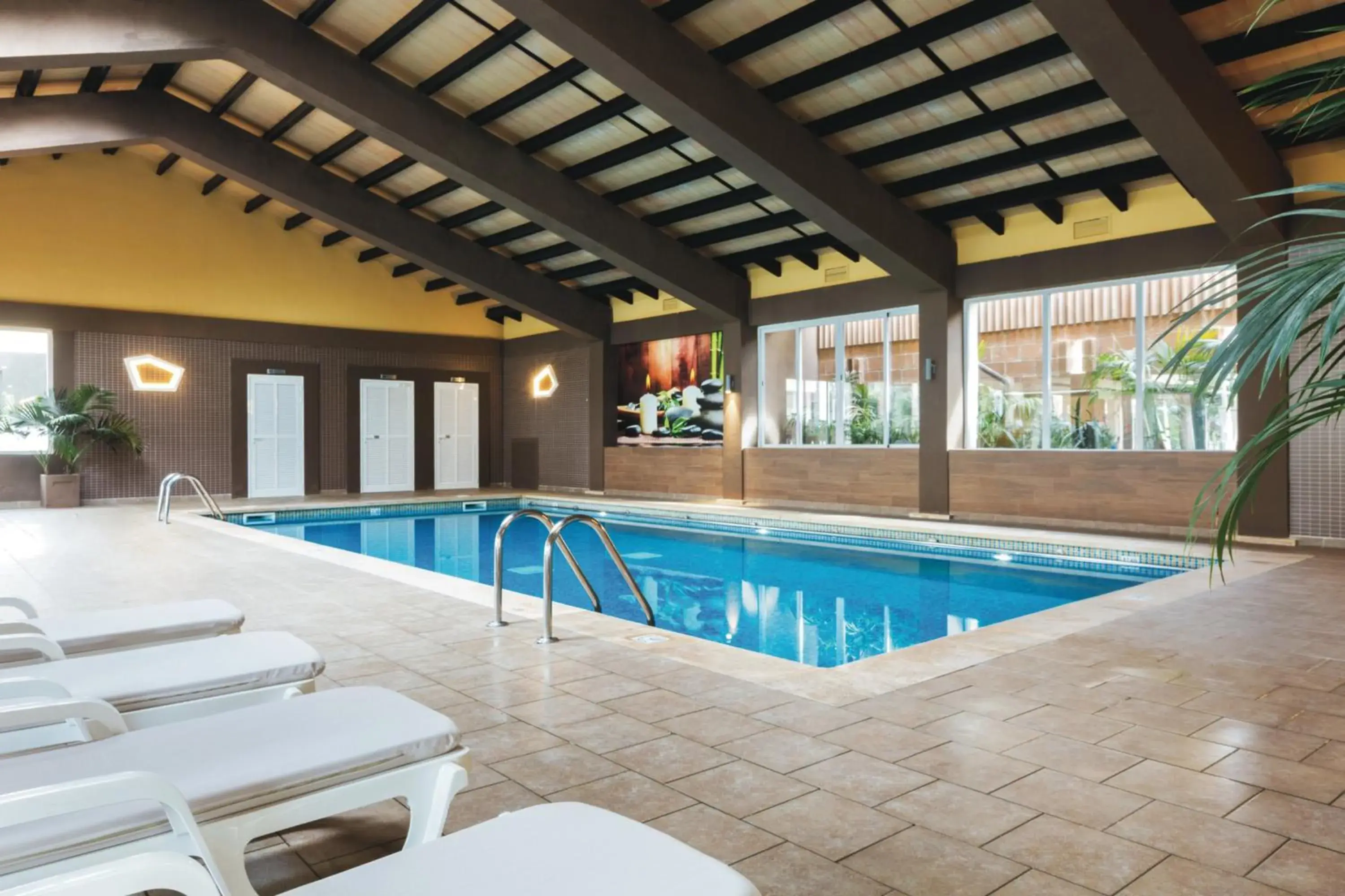 Swimming pool in Hotel Riu Bravo - 0'0 All Inclusive Swimming pool in Hotel Riu Bravo - 0'0 All Inclusive