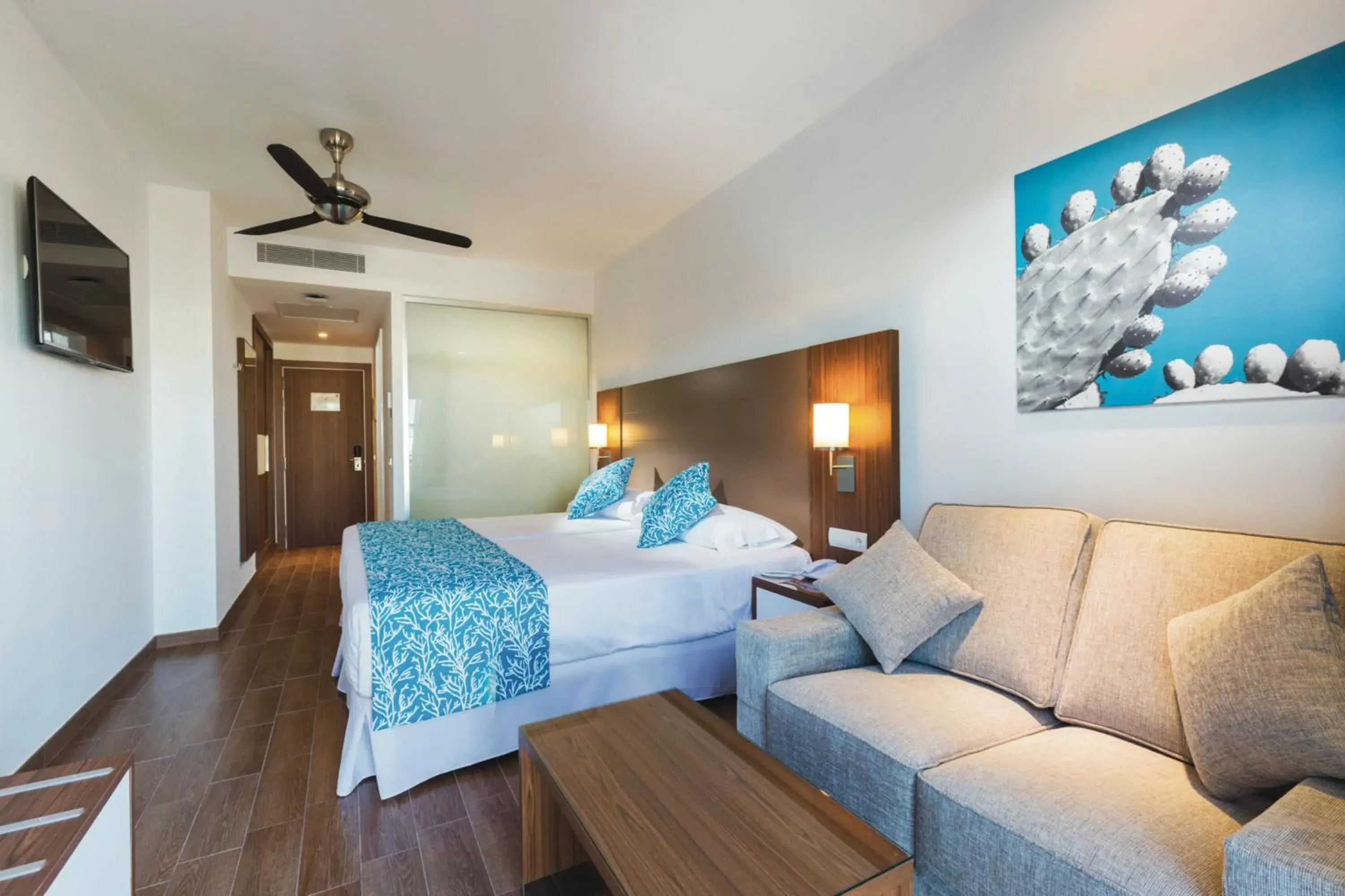 Photo of the whole room, Bed in Hotel Riu Bravo - 0'0 All Inclusive Photo of the whole room, Bed in Hotel Riu Bravo - 0'0 All Inclusive