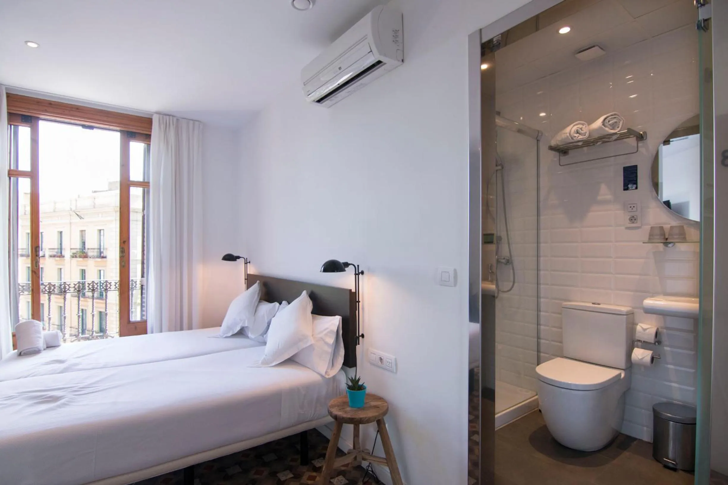 Photo of the whole room, Bed in Som Nit Triomf