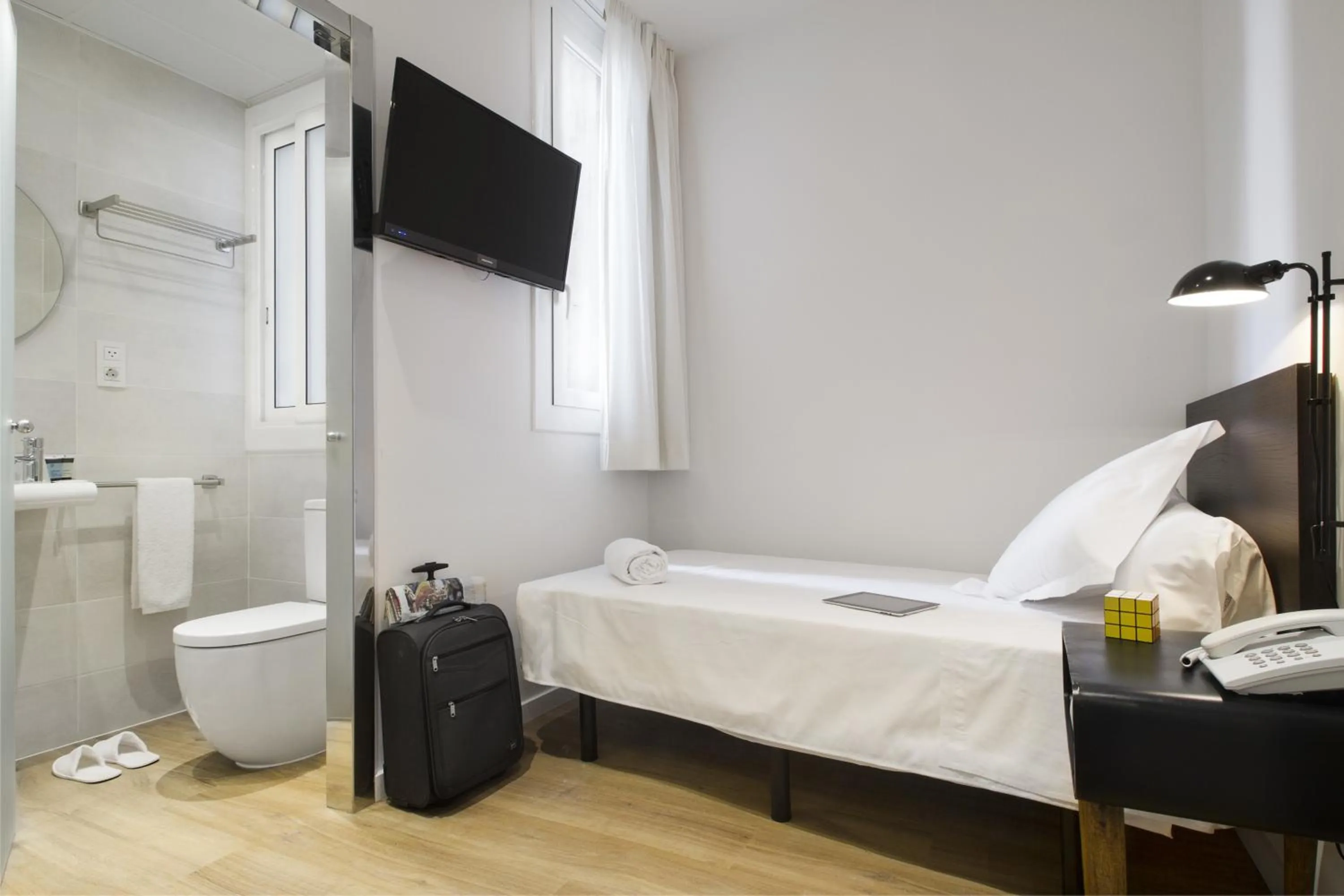 Photo of the whole room, Bed in Som Nit Triomf