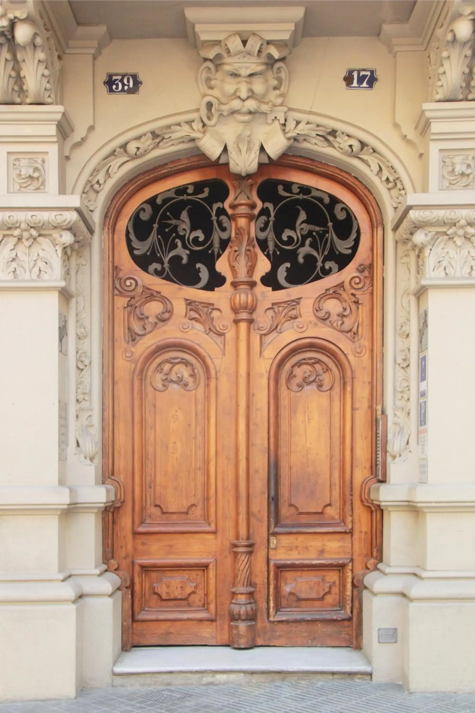 Facade/entrance in Som Nit Triomf Facade/entrance in Som Nit Triomf