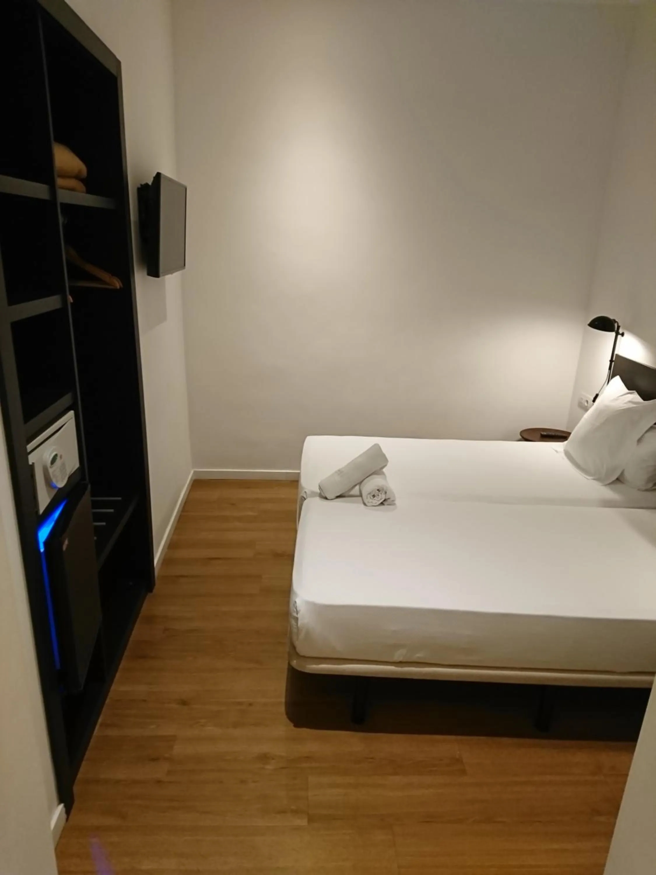 Bedroom, Bed in Som Nit Triomf