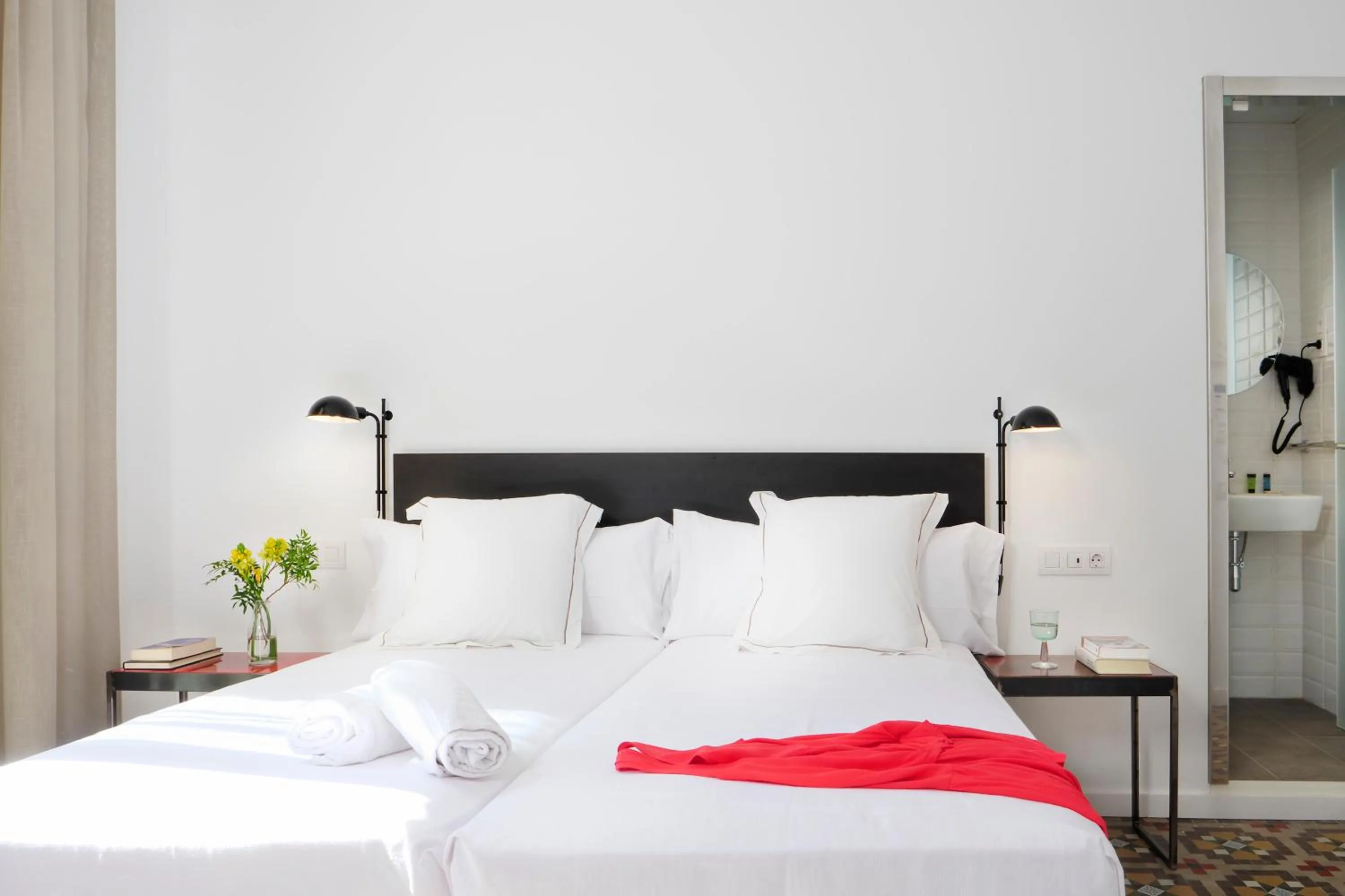 Bathroom, Bed in Som Nit Triomf