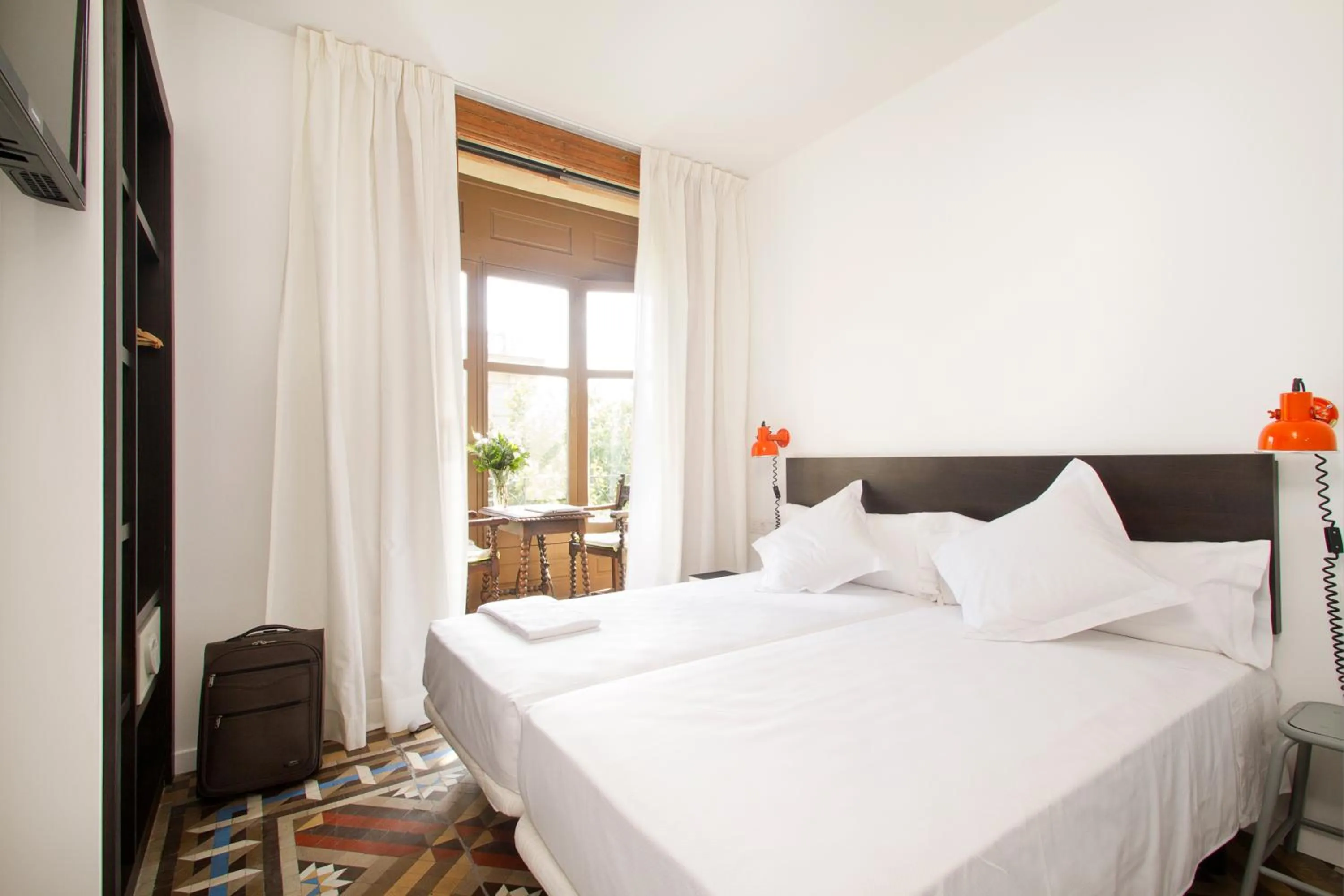 Photo of the whole room, Bed in Som Nit Triomf