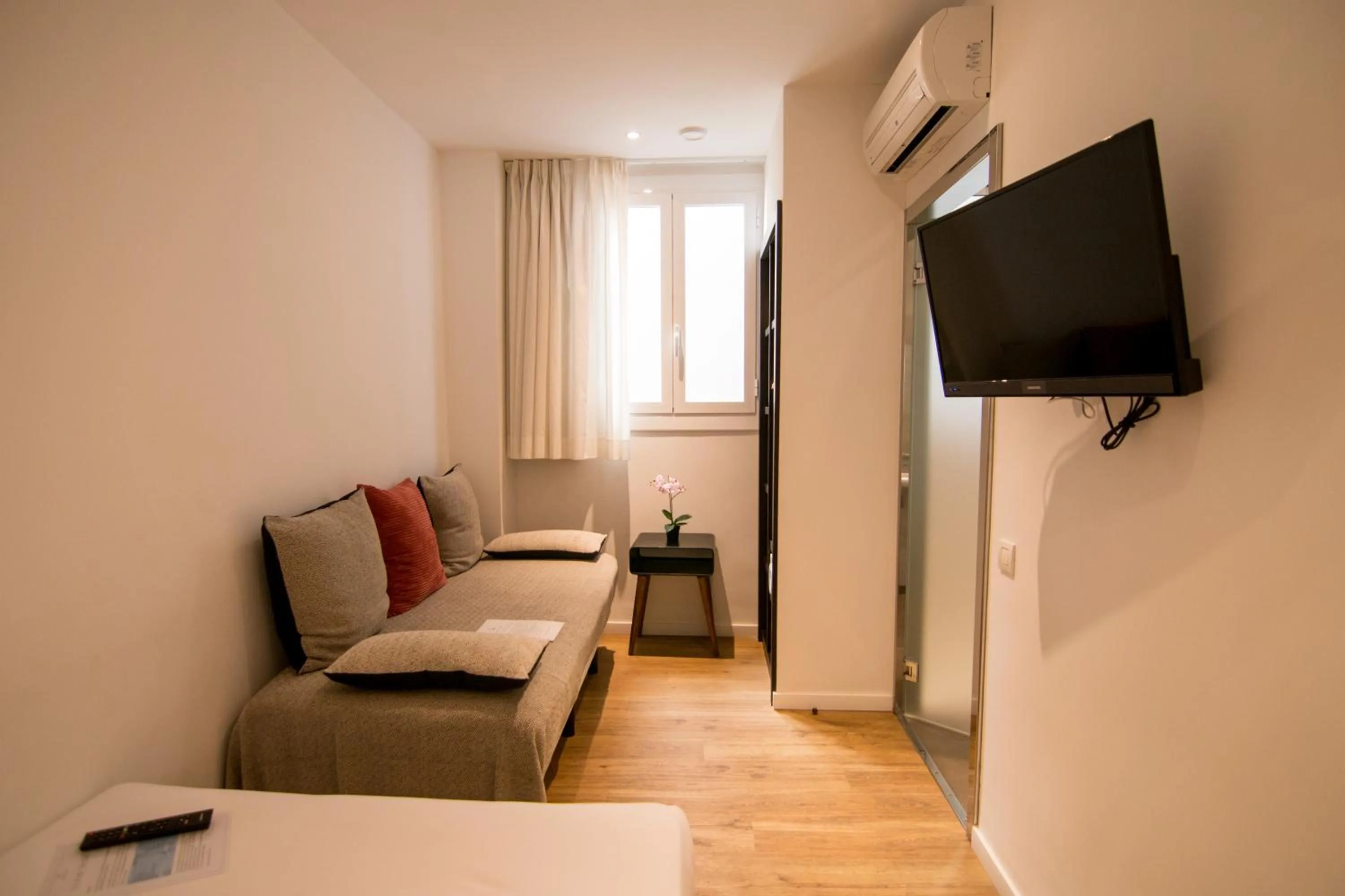 Photo of the whole room, Bed in Som Nit Triomf