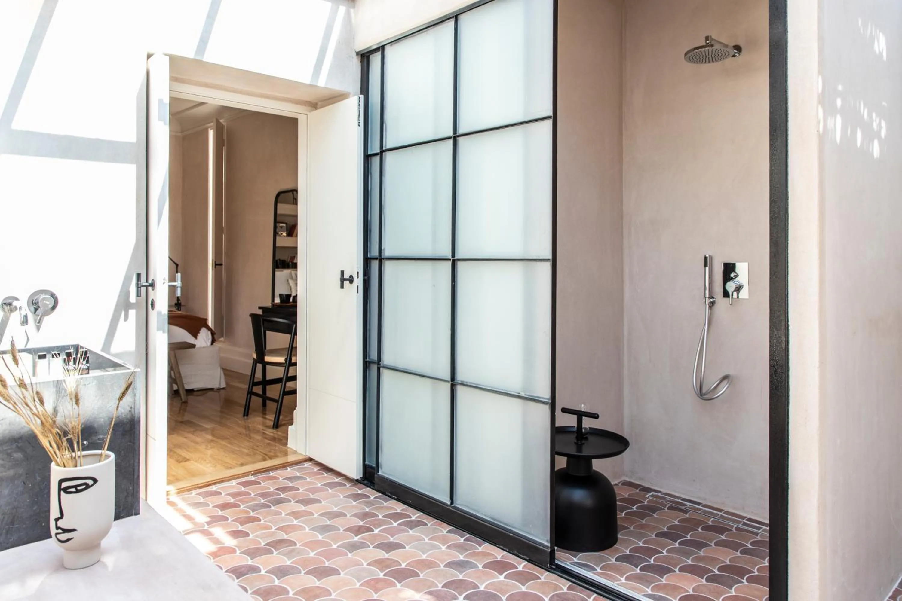 Shower in Monsieur Didot