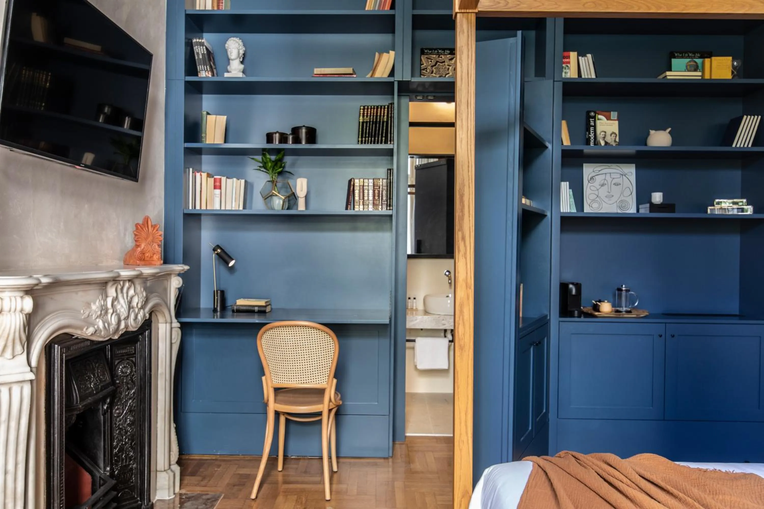 hair dresser in Monsieur Didot