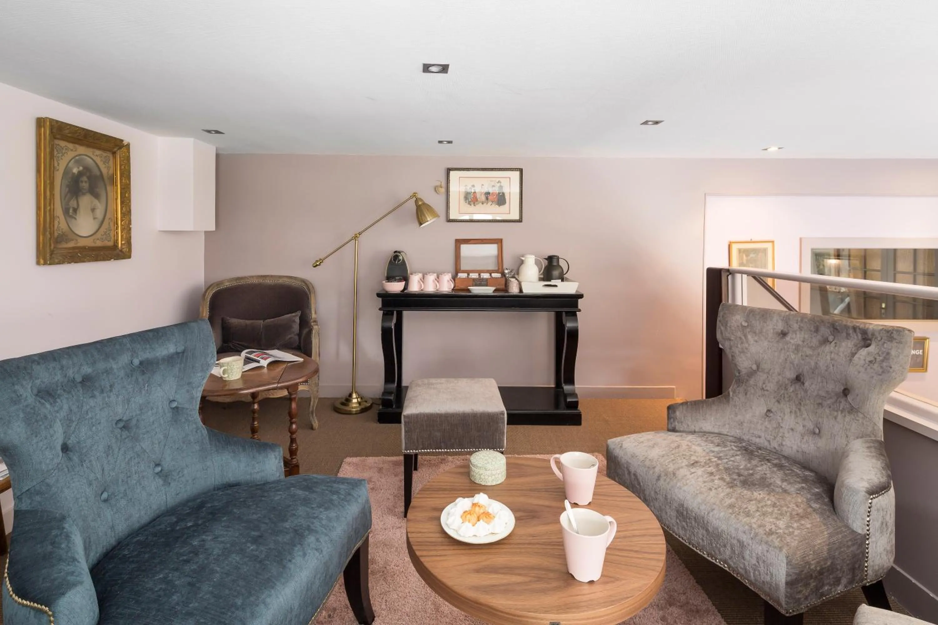 Library in Logis Maison Vauban - Hotel St Malo