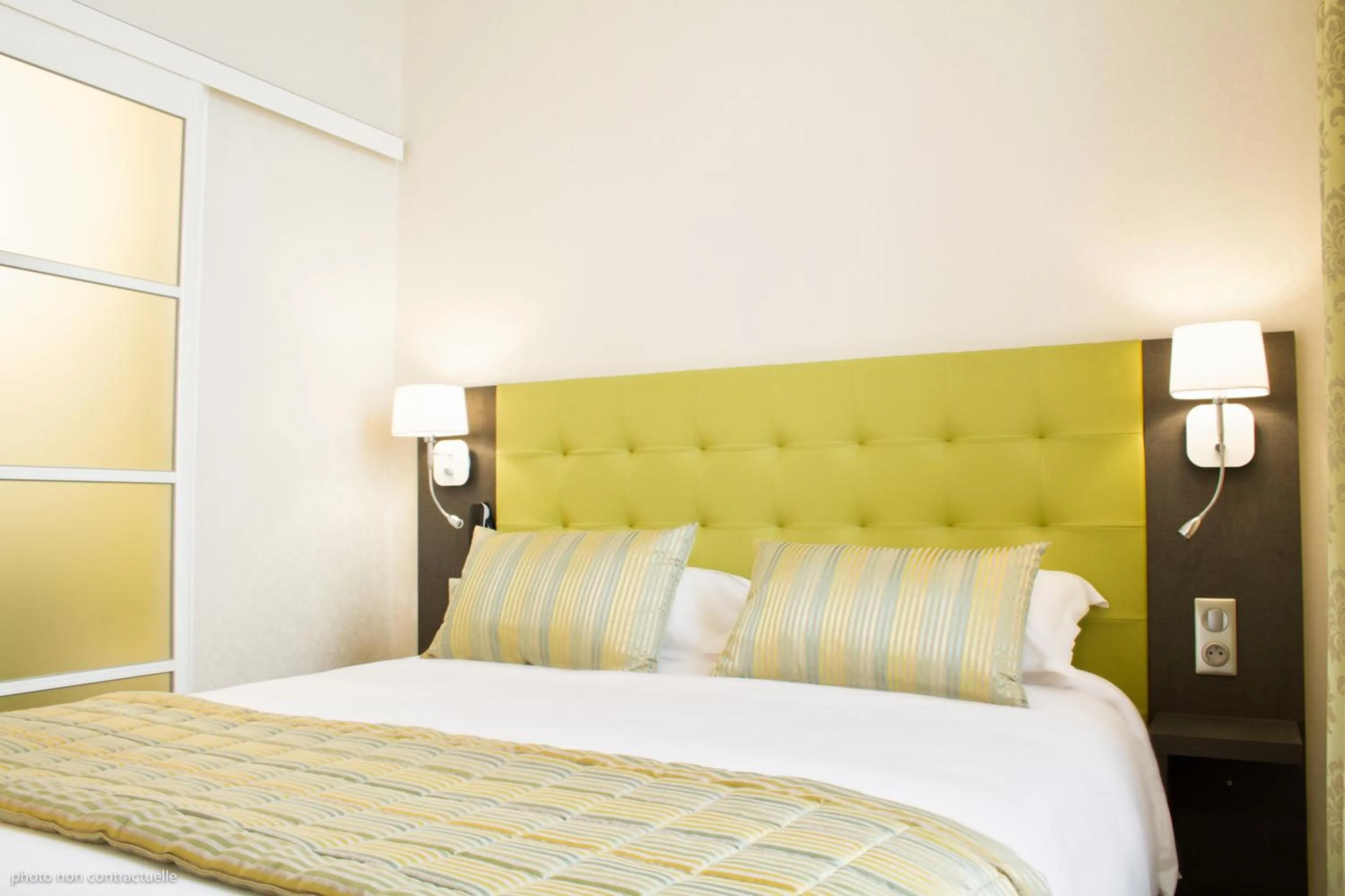 Bed in Logis Maison Vauban - Hotel St Malo