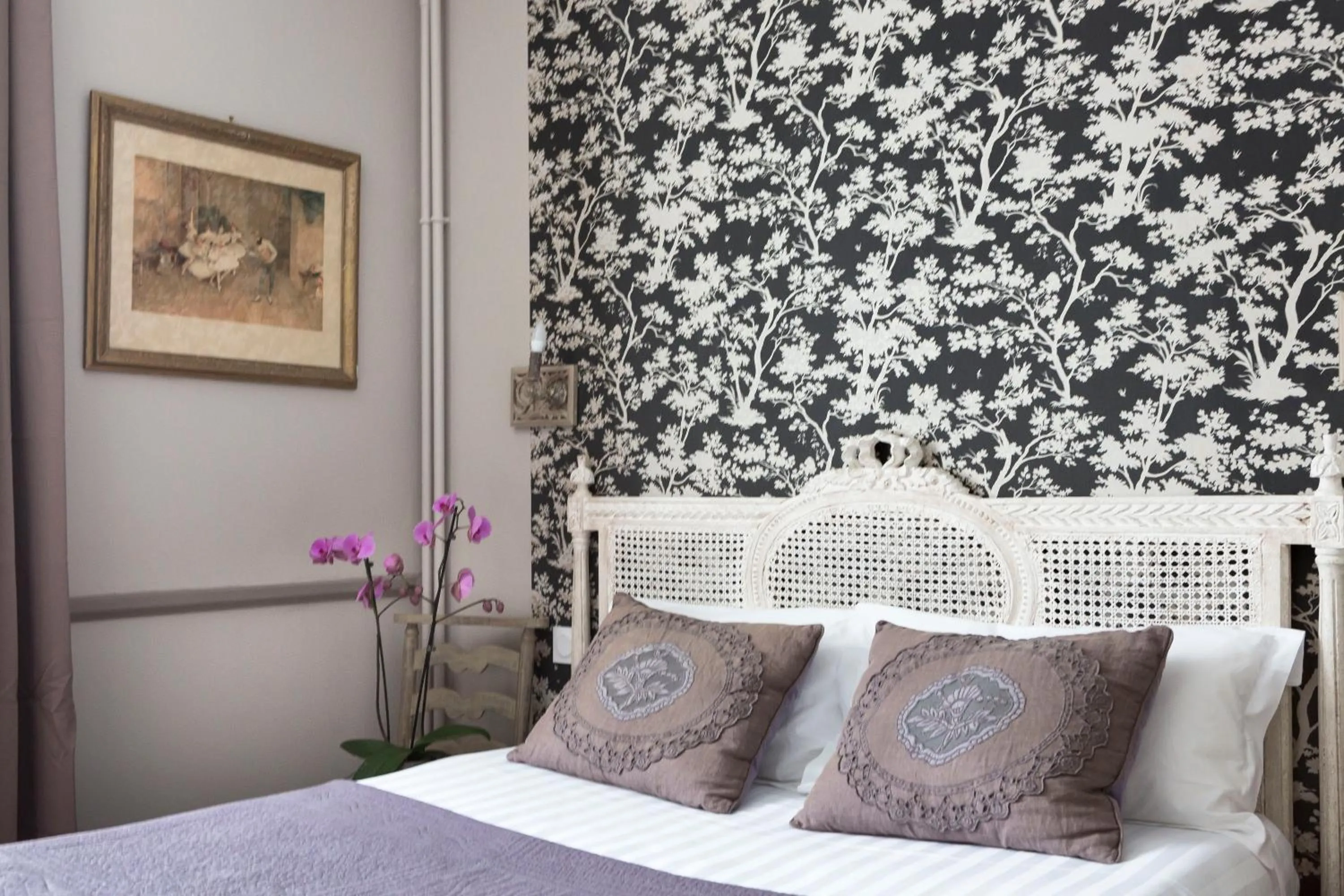 Decorative detail, Bed in Logis Maison Vauban - Hotel St Malo