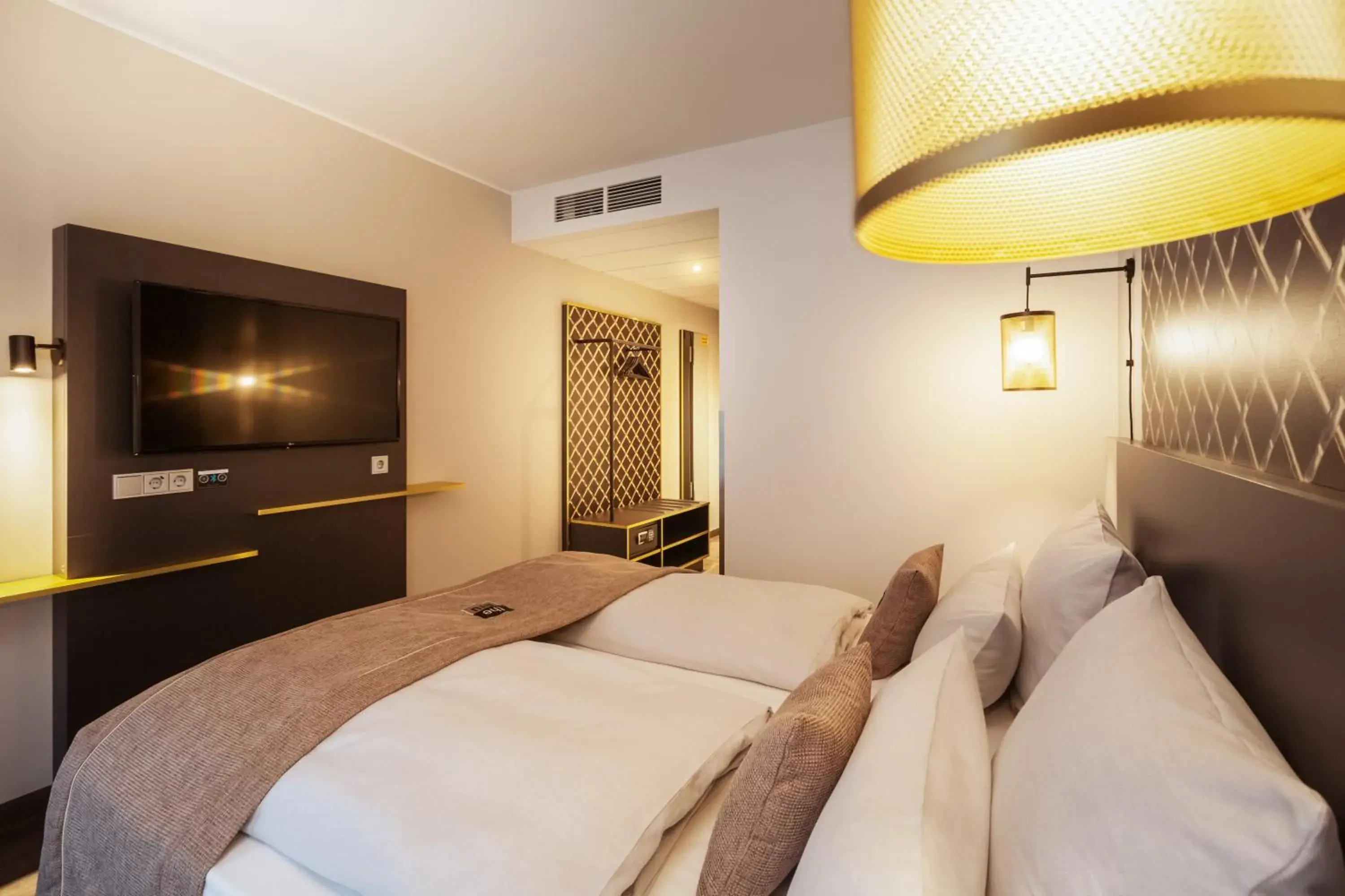 Photo of the whole room, Bed in Holiday Inn - the niu, Mesh Stuttgart Messe by IHG Photo of the whole room, Bed in Holiday Inn - the niu, Mesh Stuttgart Messe by IHG