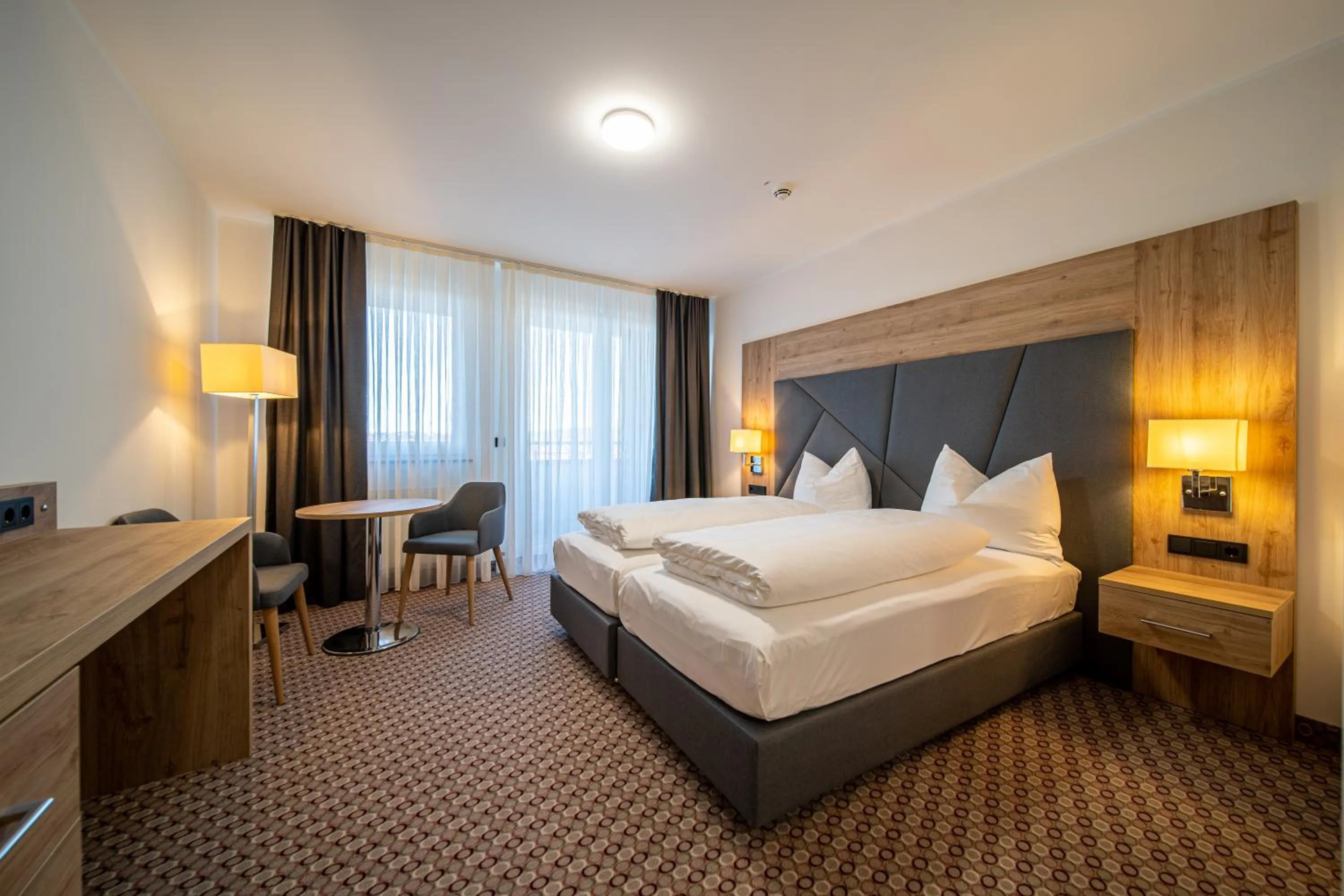 Photo of the whole room, Bed in EE Hotel