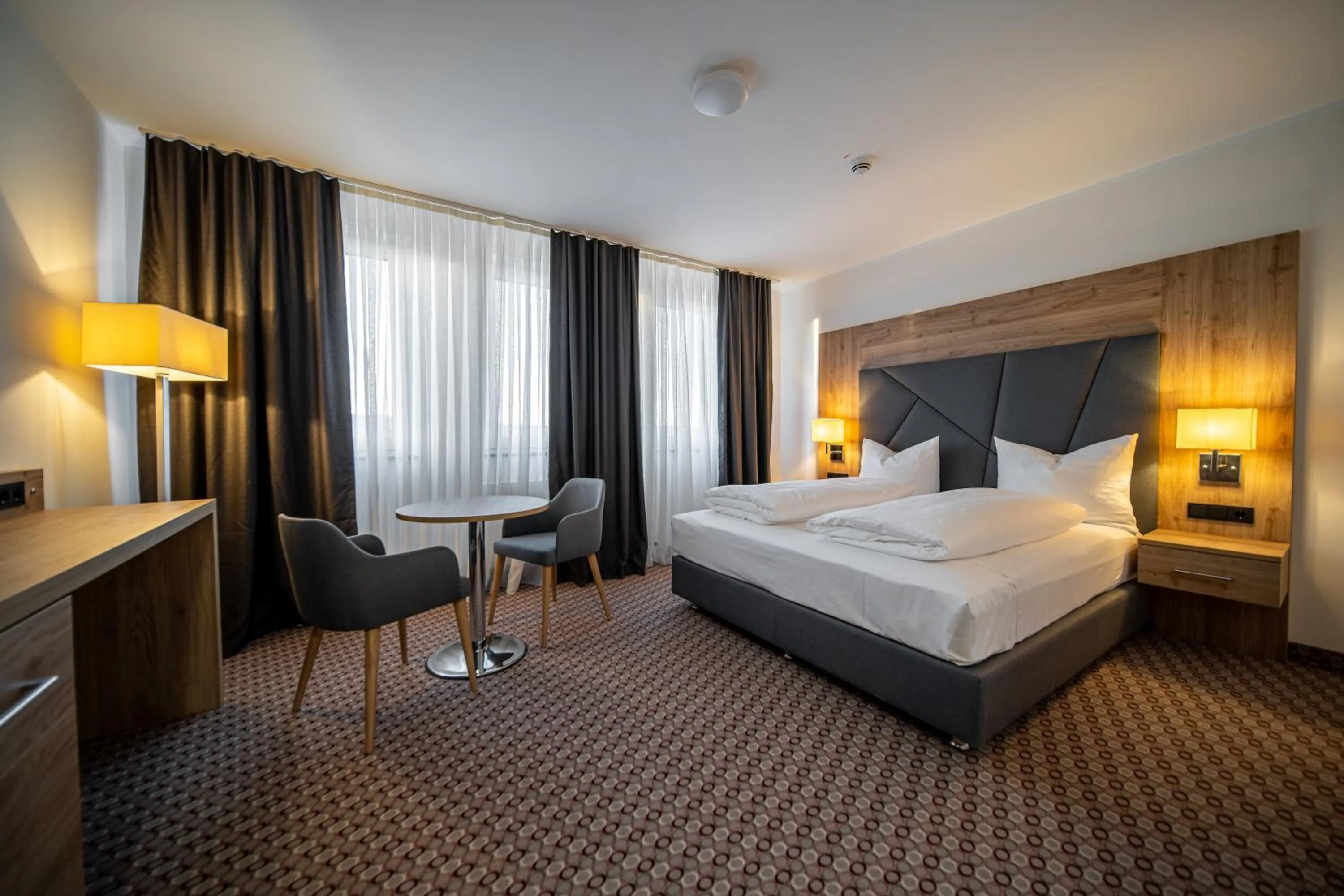 Photo of the whole room, Bed in EE Hotel