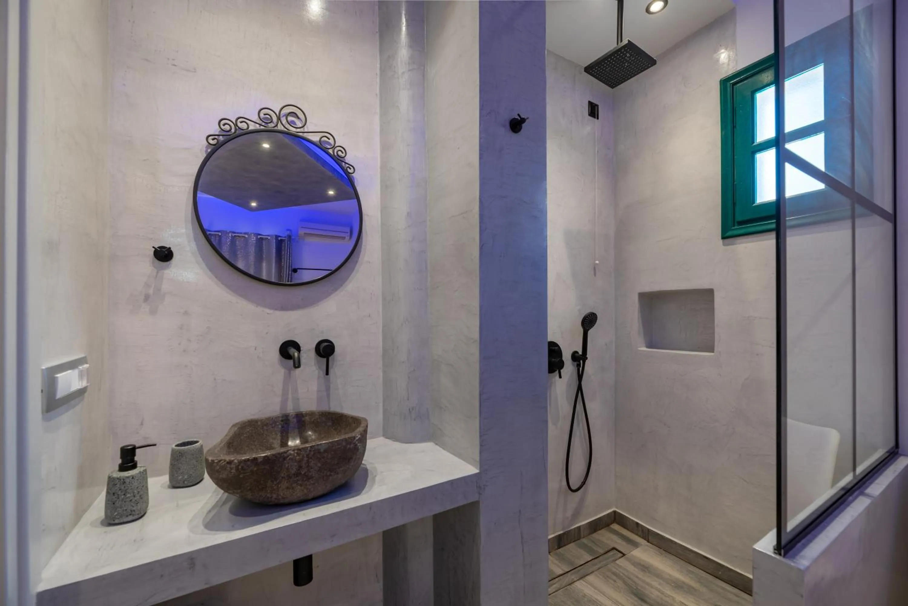 Shower in Villa Anemomilos Perissa