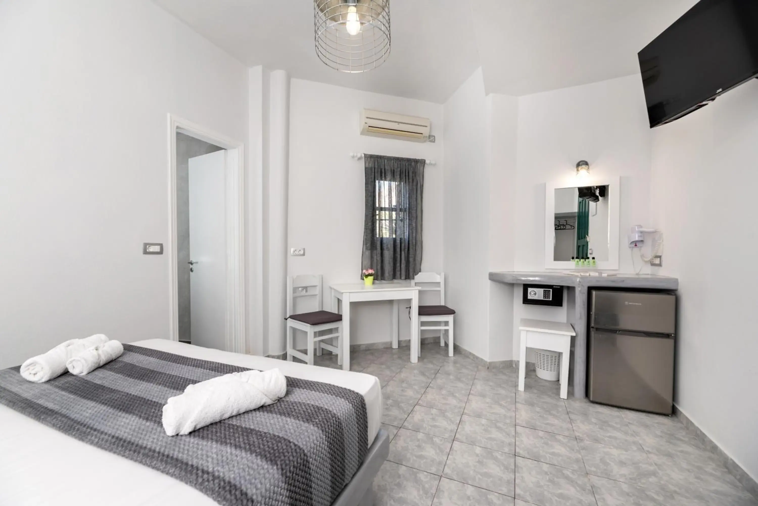 Coffee/tea facilities, Bed in Villa Anemomilos Perissa Coffee/tea facilities, Bed in Villa Anemomilos Perissa