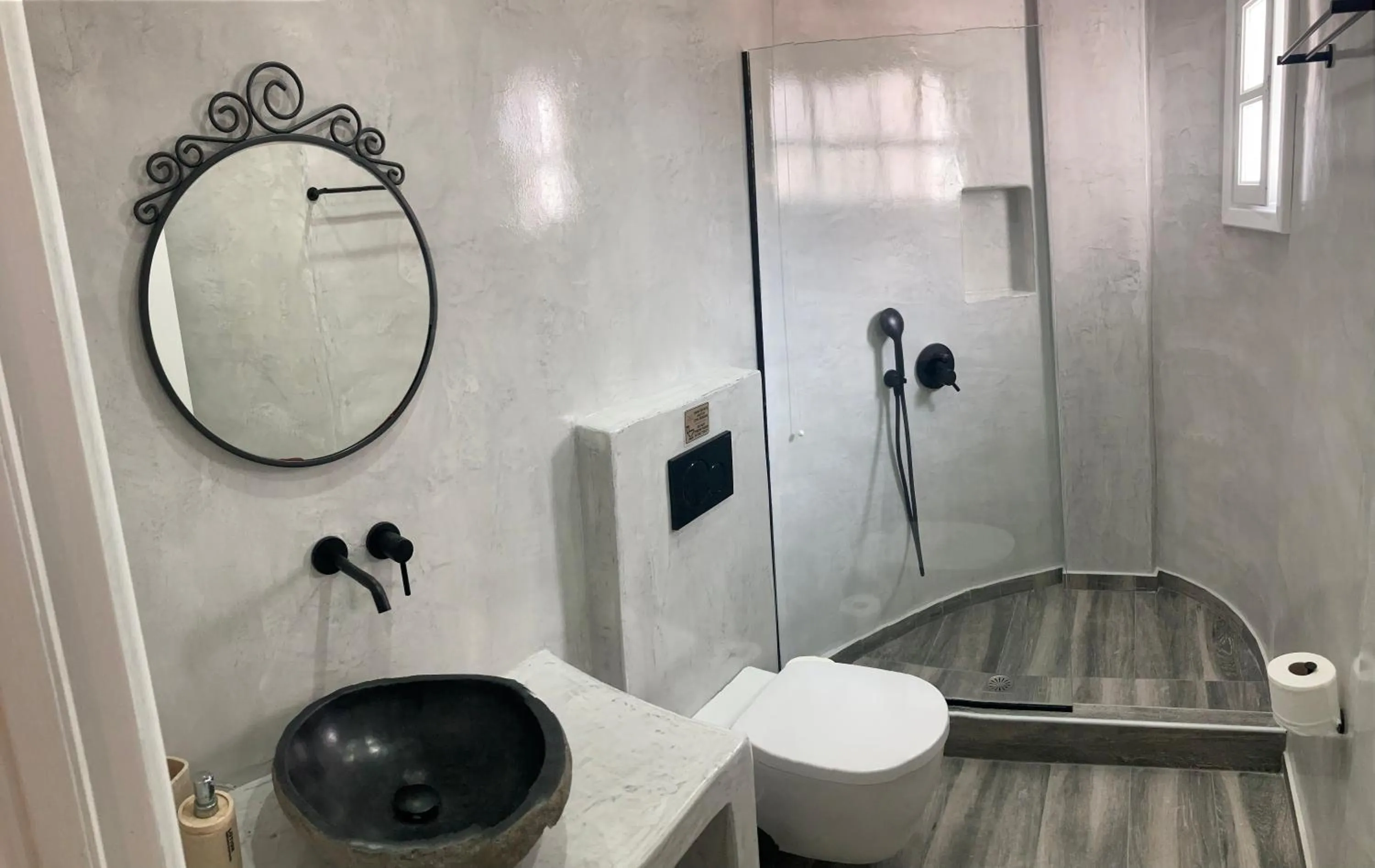 Shower in Villa Anemomilos Perissa